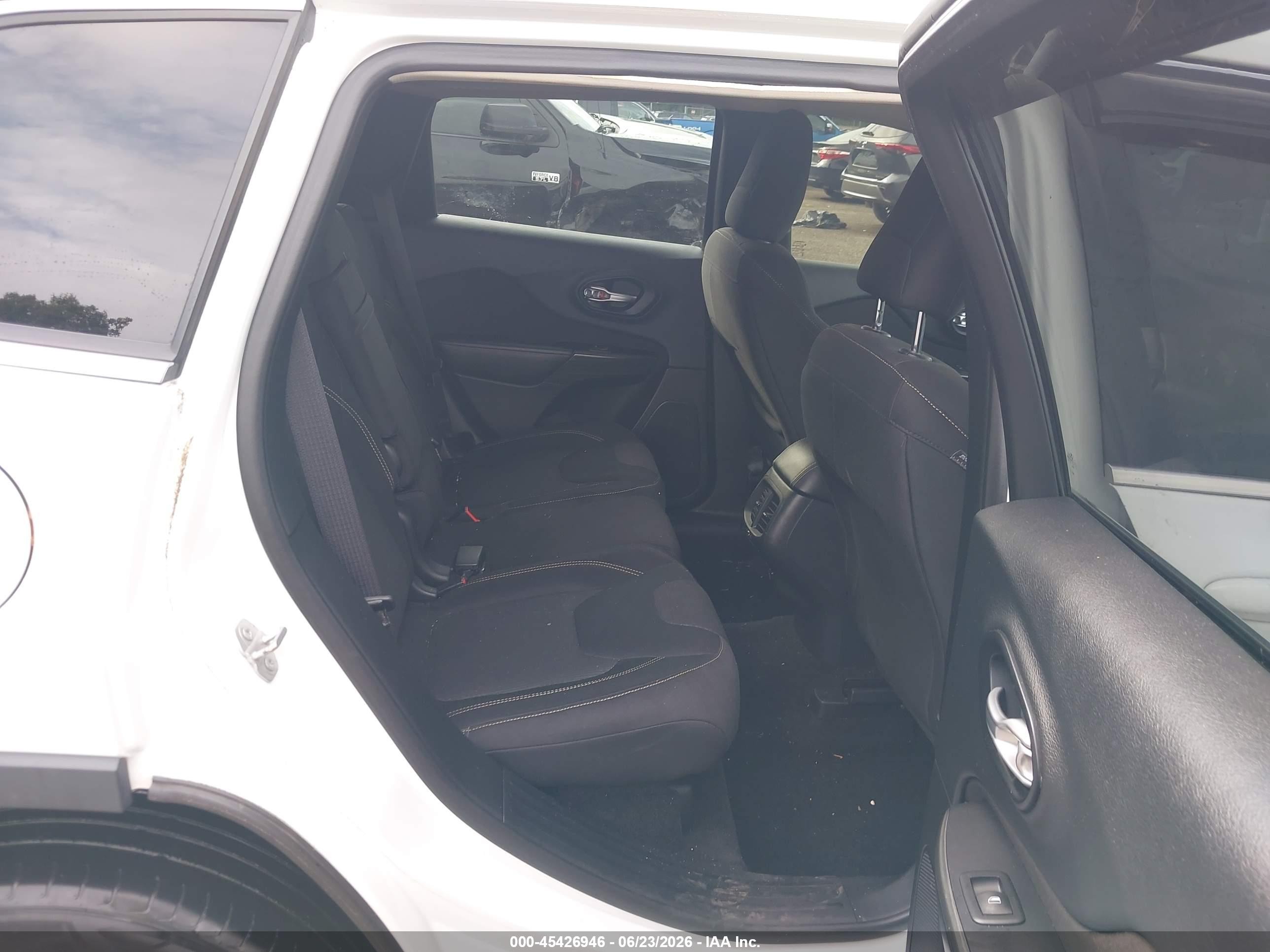 2015 Jeep Cherokee Latitude White vin: 1C4PJMCS4FW709407