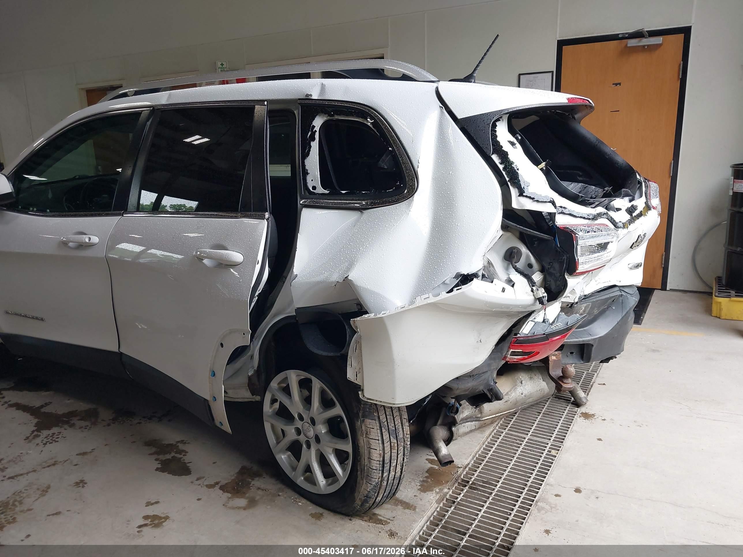 2015 Jeep Cherokee Latitude Белый vin: 1C4PJMCS4FW740110