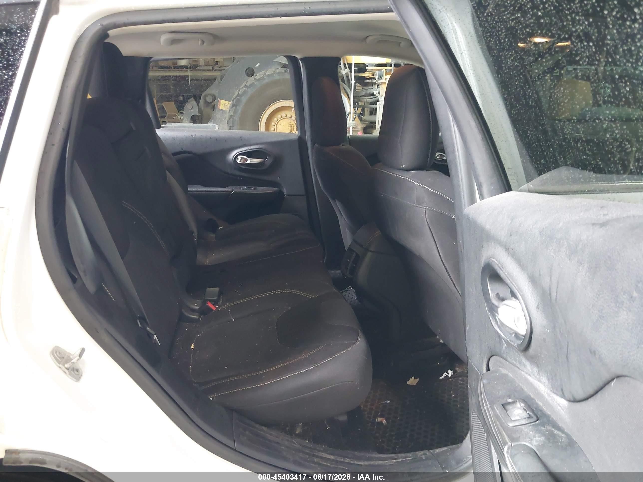 2015 Jeep Cherokee Latitude Белый vin: 1C4PJMCS4FW740110