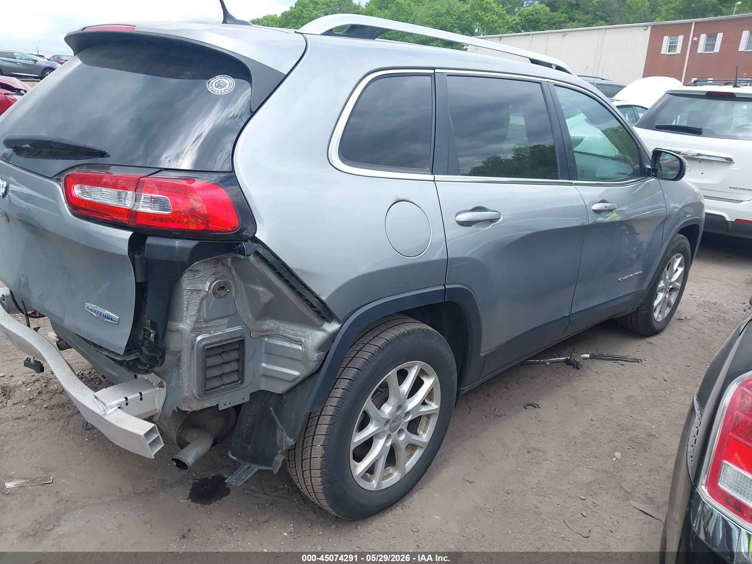 2015 Jeep Cherokee Latitude Silver vin: 1C4PJMCS4FW788707