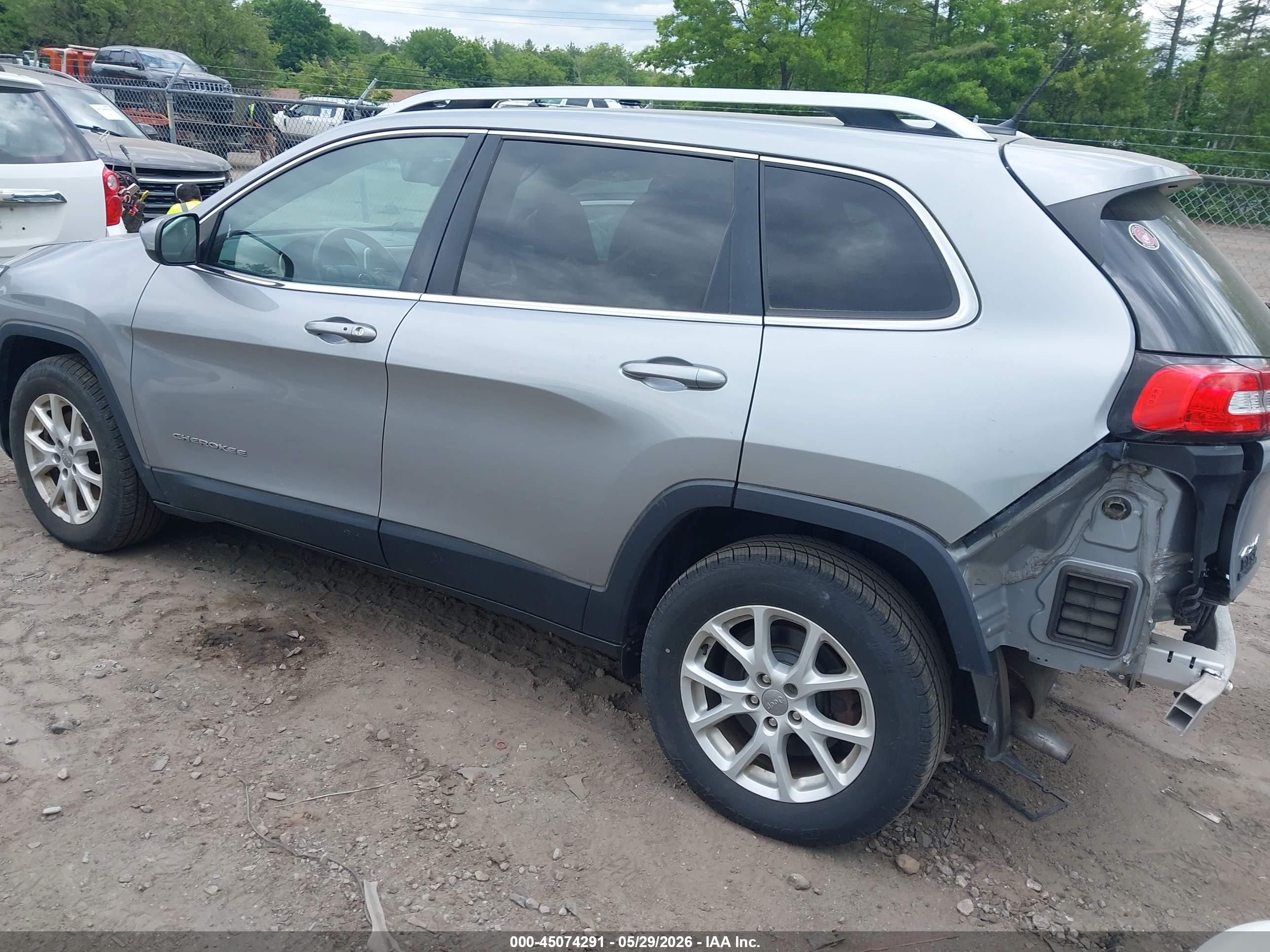 2015 Jeep Cherokee Latitude Silver vin: 1C4PJMCS4FW788707