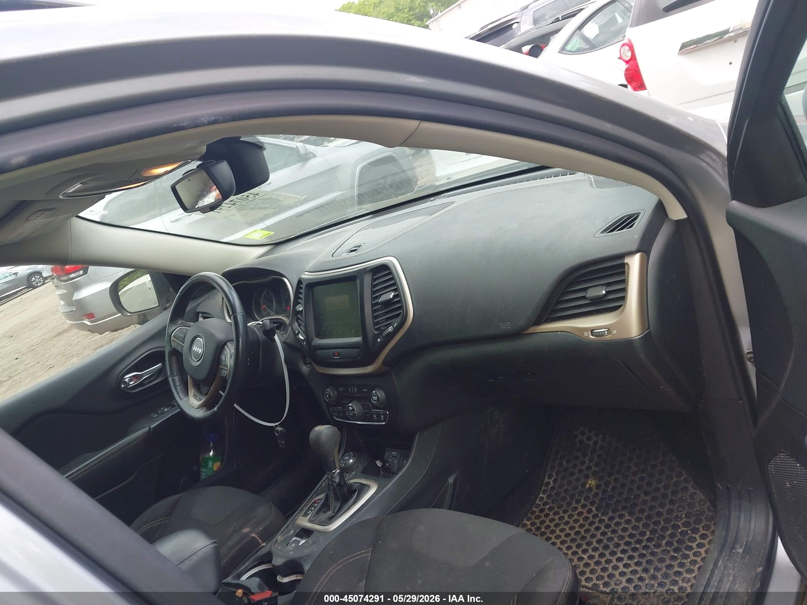 2015 Jeep Cherokee Latitude Silver vin: 1C4PJMCS4FW788707