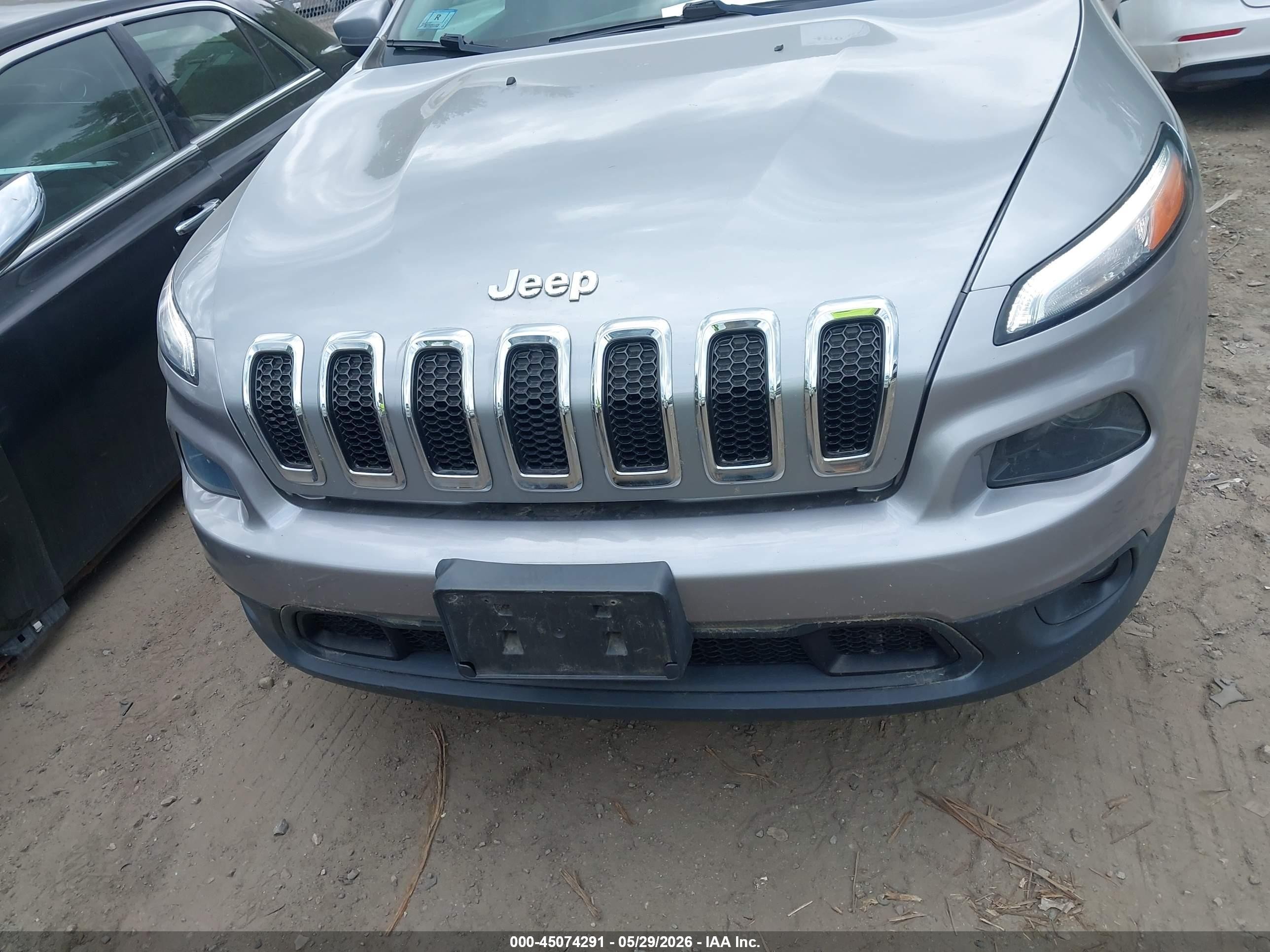 2015 Jeep Cherokee Latitude Silver vin: 1C4PJMCS4FW788707