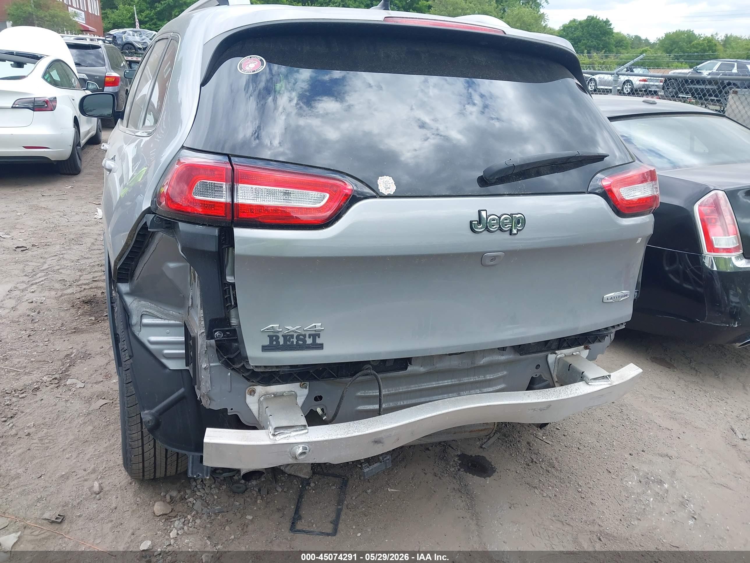 2015 Jeep Cherokee Latitude Silver vin: 1C4PJMCS4FW788707