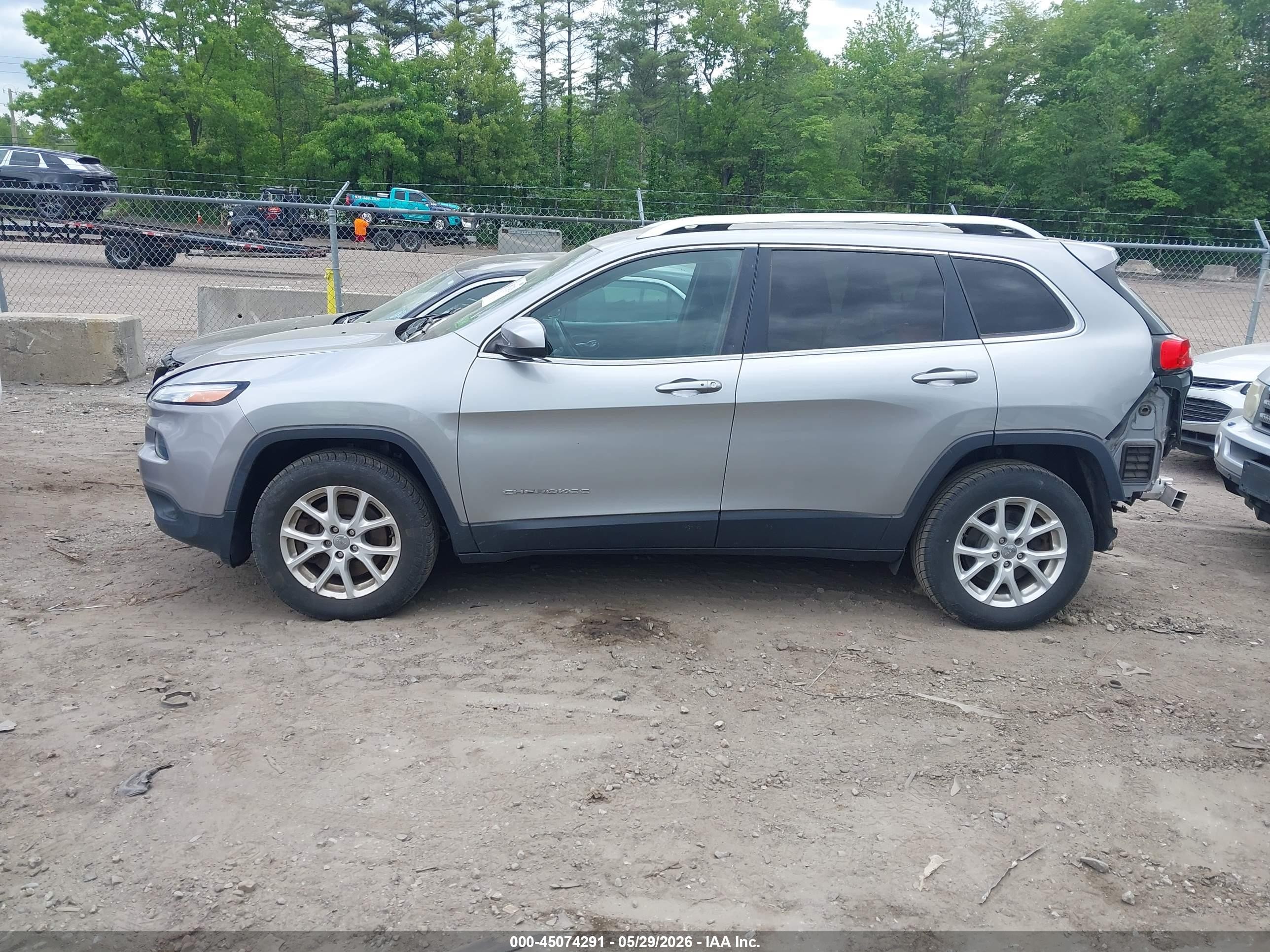 2015 Jeep Cherokee Latitude Silver vin: 1C4PJMCS4FW788707