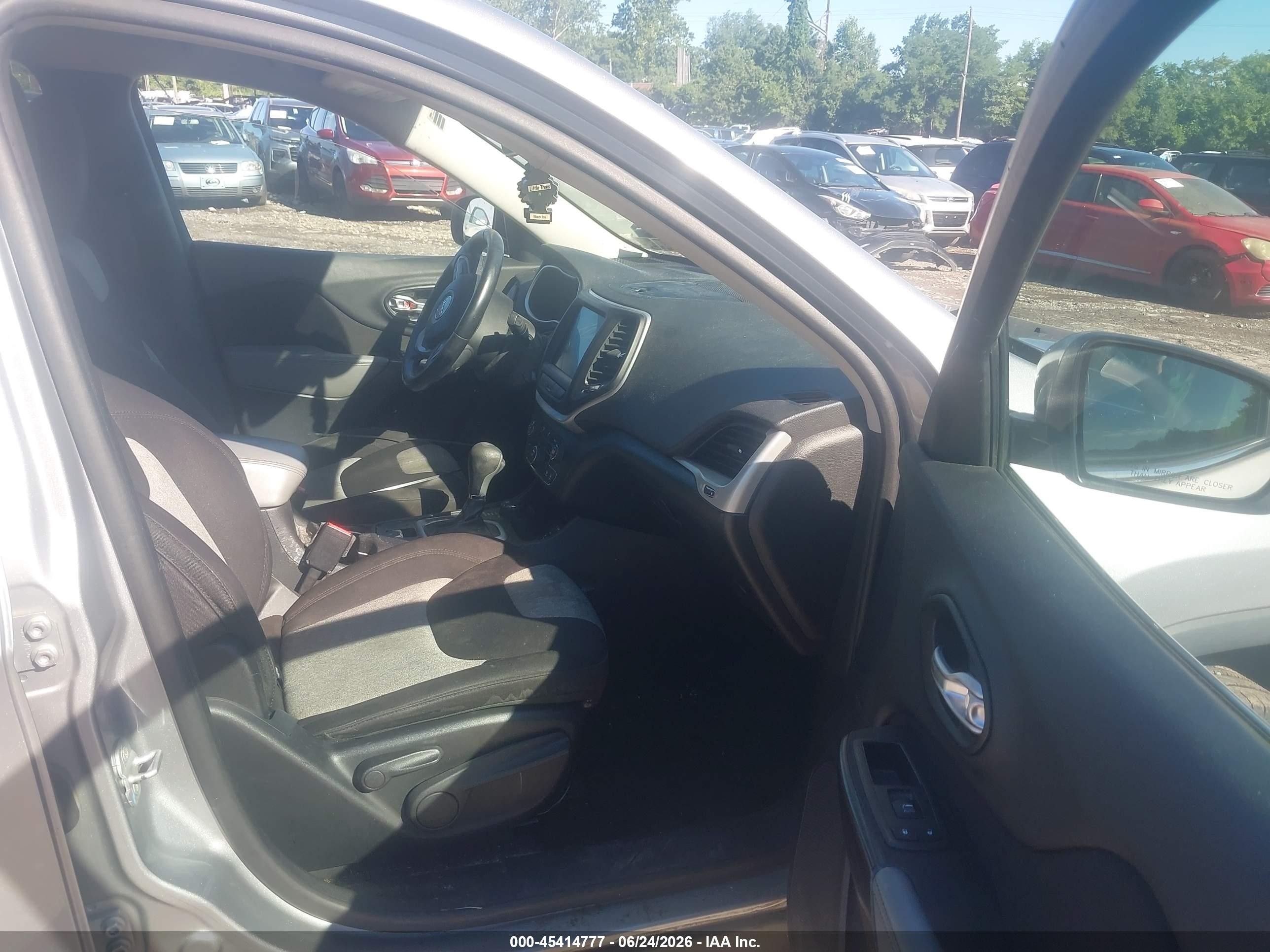 2014 Jeep Cherokee Latitude Серебряный vin: 1C4PJMCS5EW108571