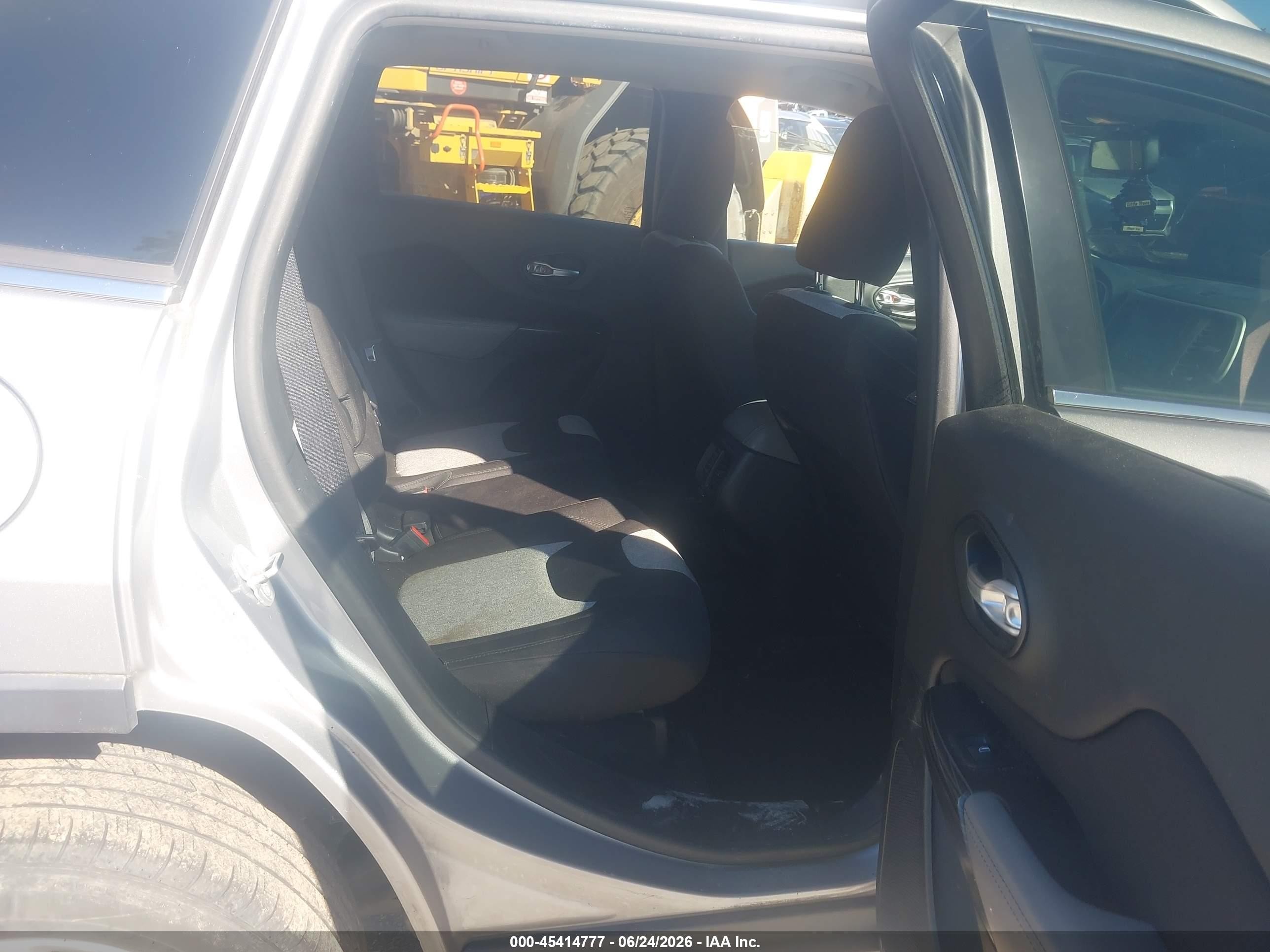 2014 Jeep Cherokee Latitude Серебряный vin: 1C4PJMCS5EW108571