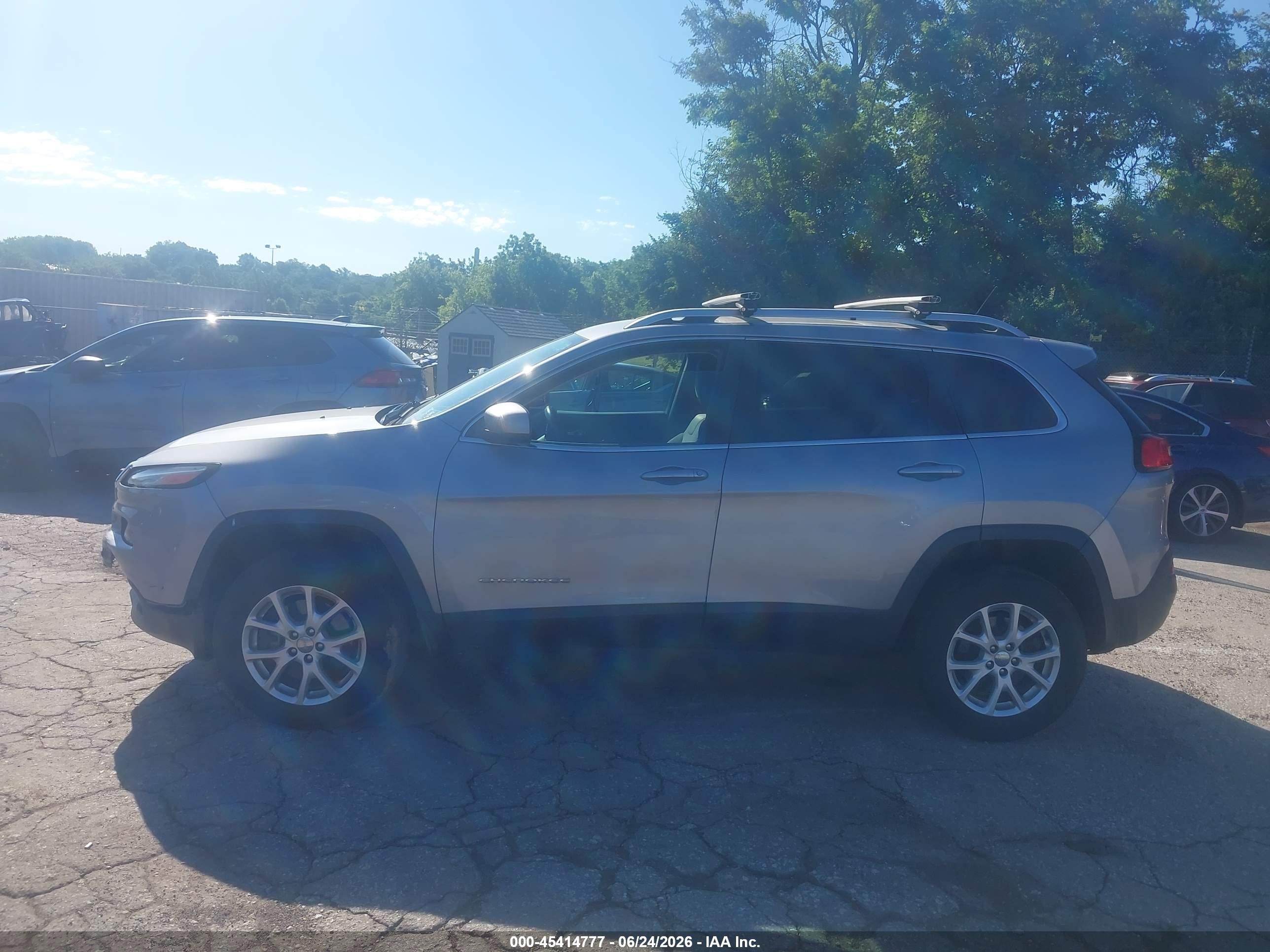 2014 Jeep Cherokee Latitude Серебряный vin: 1C4PJMCS5EW108571