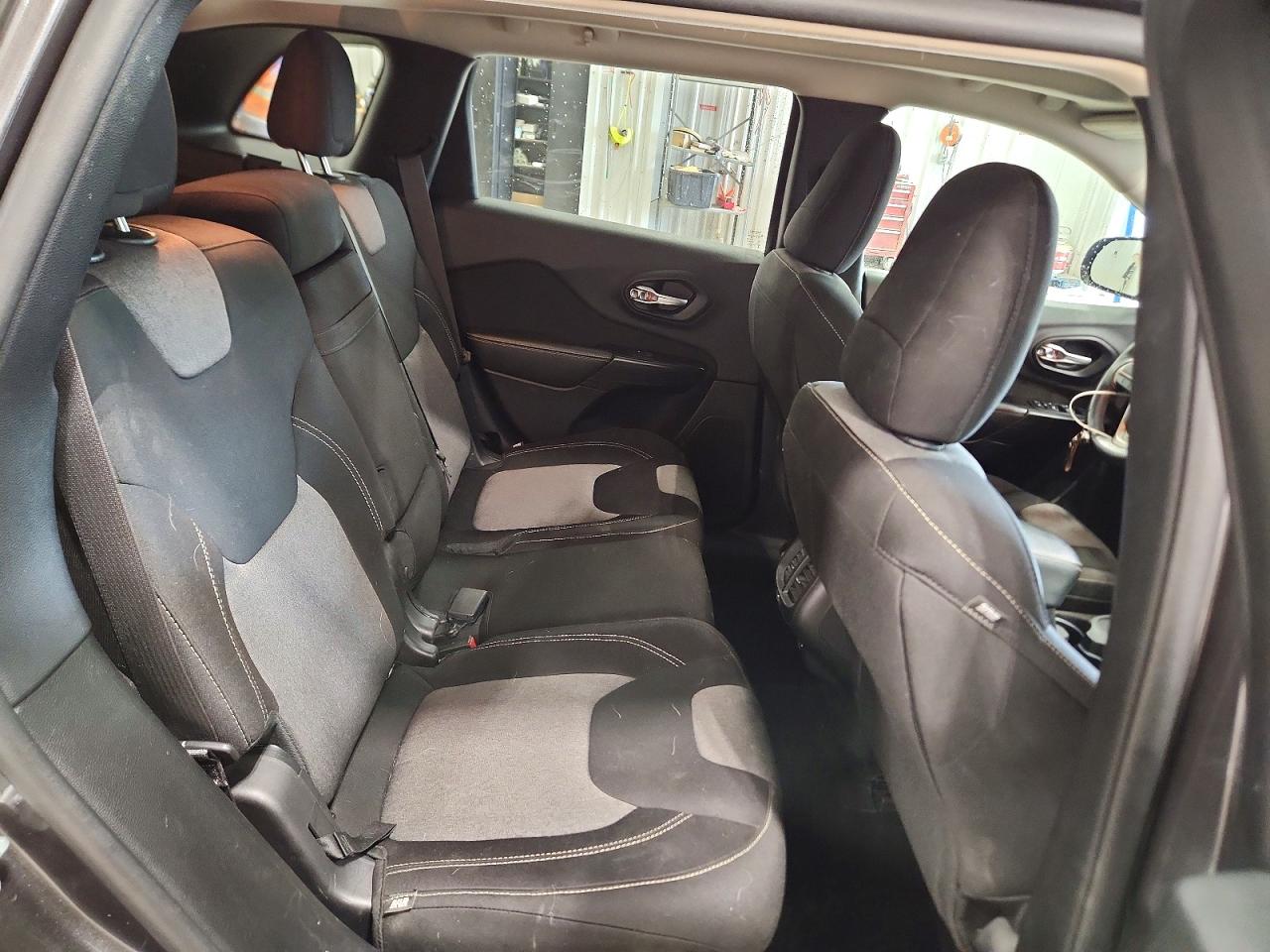 2014 Jeep Cherokee Latitude Gray vin: 1C4PJMCS5EW298341