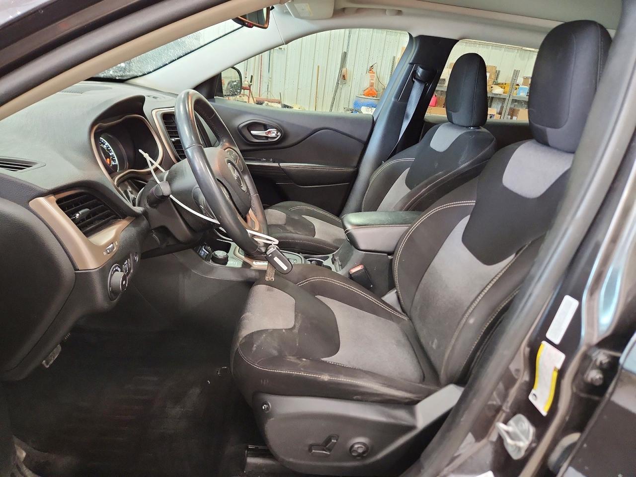 2014 Jeep Cherokee Latitude Gray vin: 1C4PJMCS5EW298341