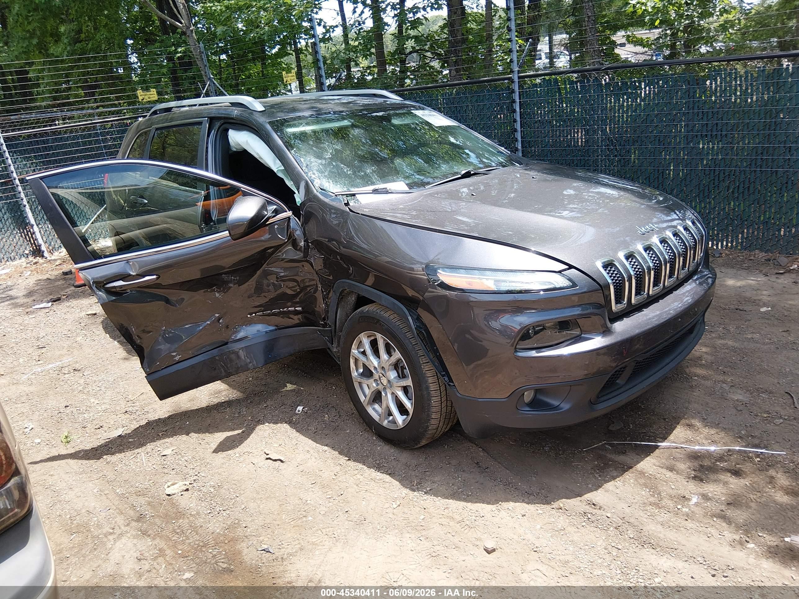 2015 Jeep Cherokee Latitude Gray vin: 1C4PJMCS5FW504873
