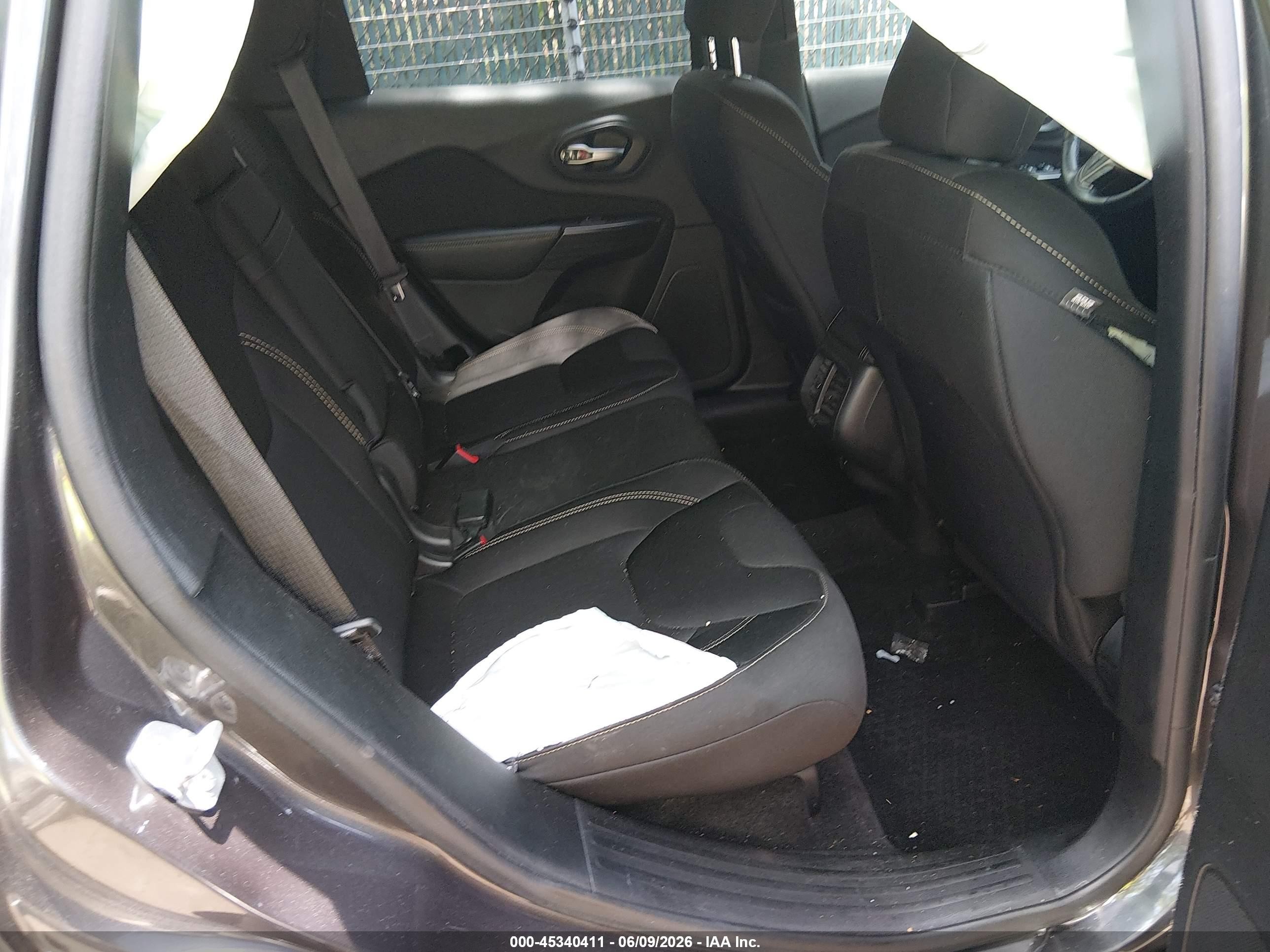 2015 Jeep Cherokee Latitude Gray vin: 1C4PJMCS5FW504873