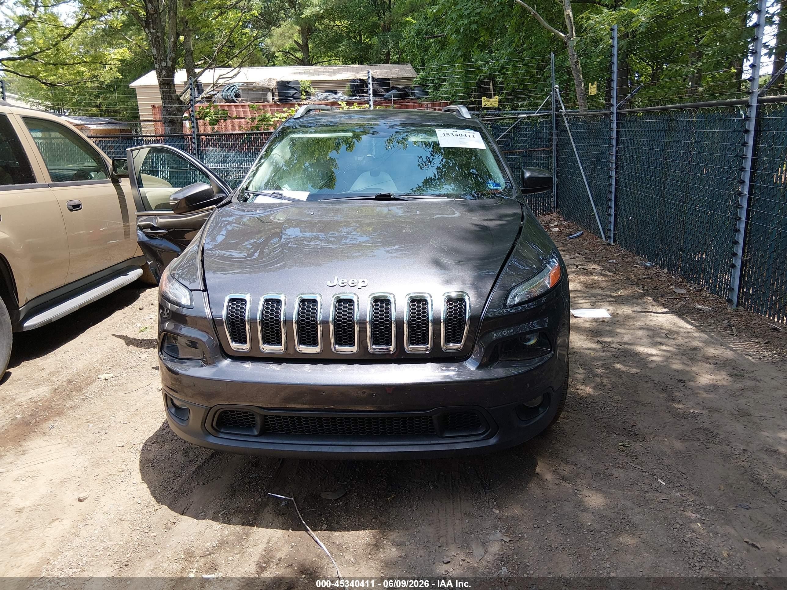 2015 Jeep Cherokee Latitude Gray vin: 1C4PJMCS5FW504873