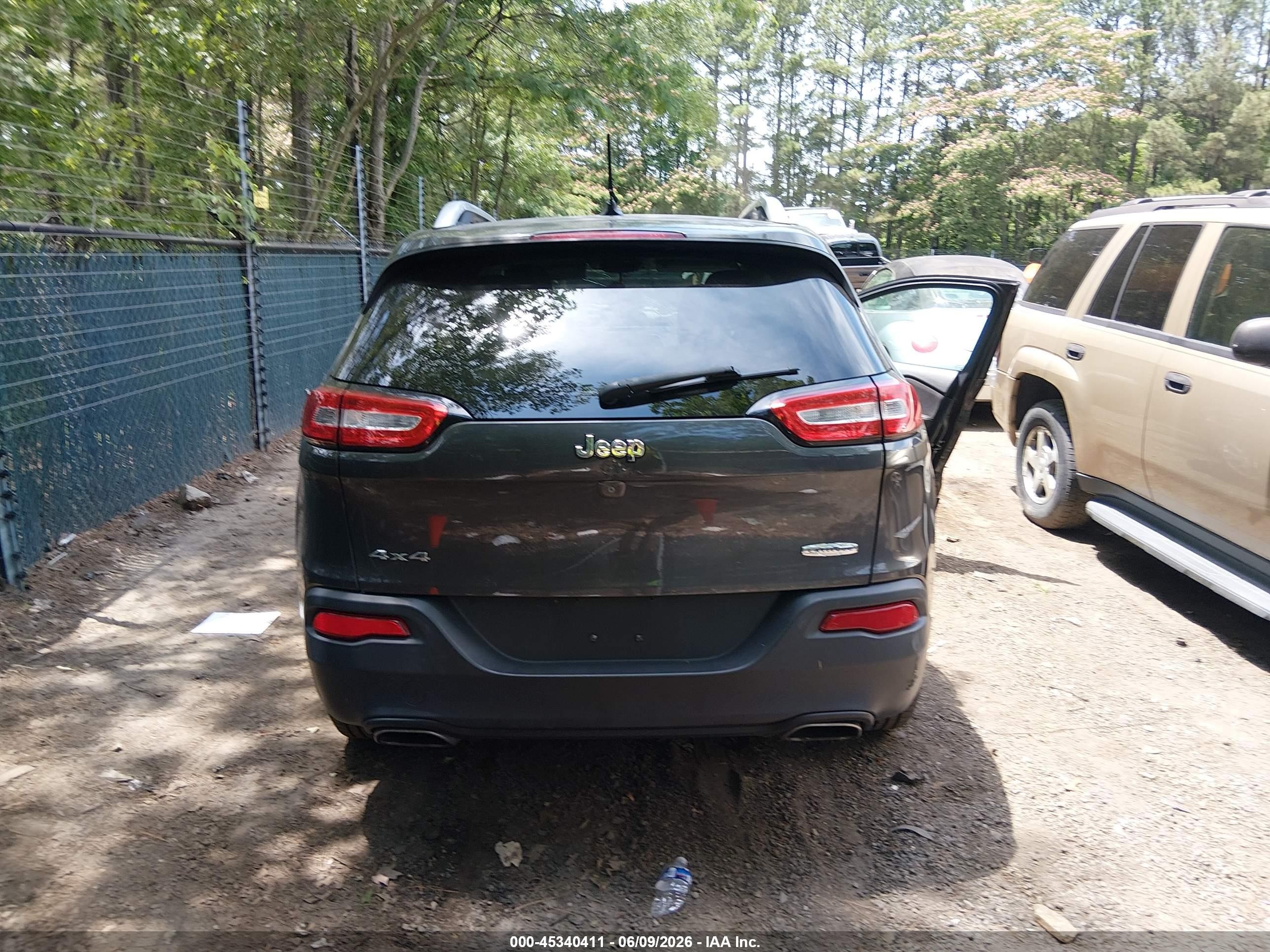 2015 Jeep Cherokee Latitude Gray vin: 1C4PJMCS5FW504873