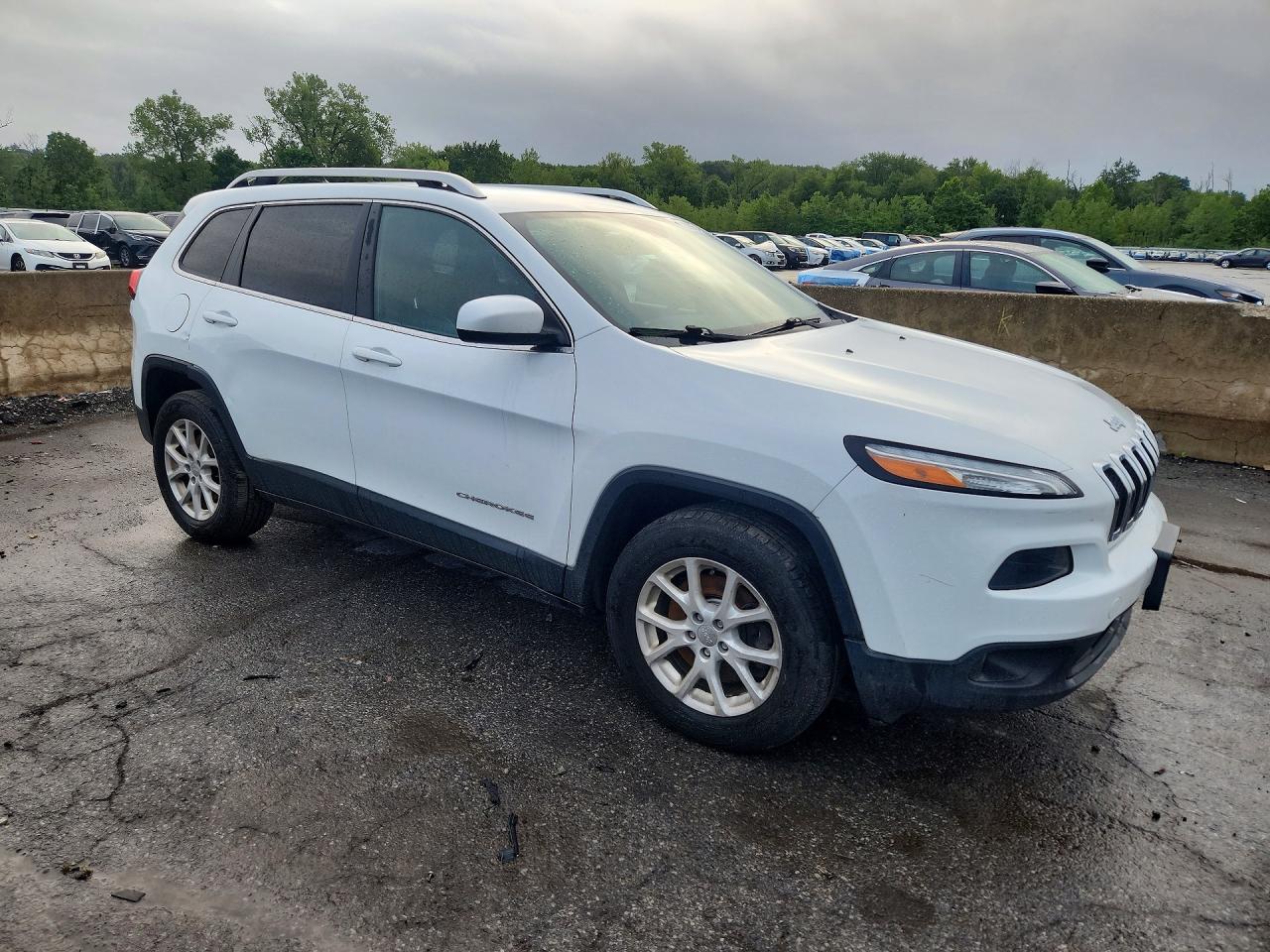 2015 Jeep Cherokee Latitude White vin: 1C4PJMCS5FW588855