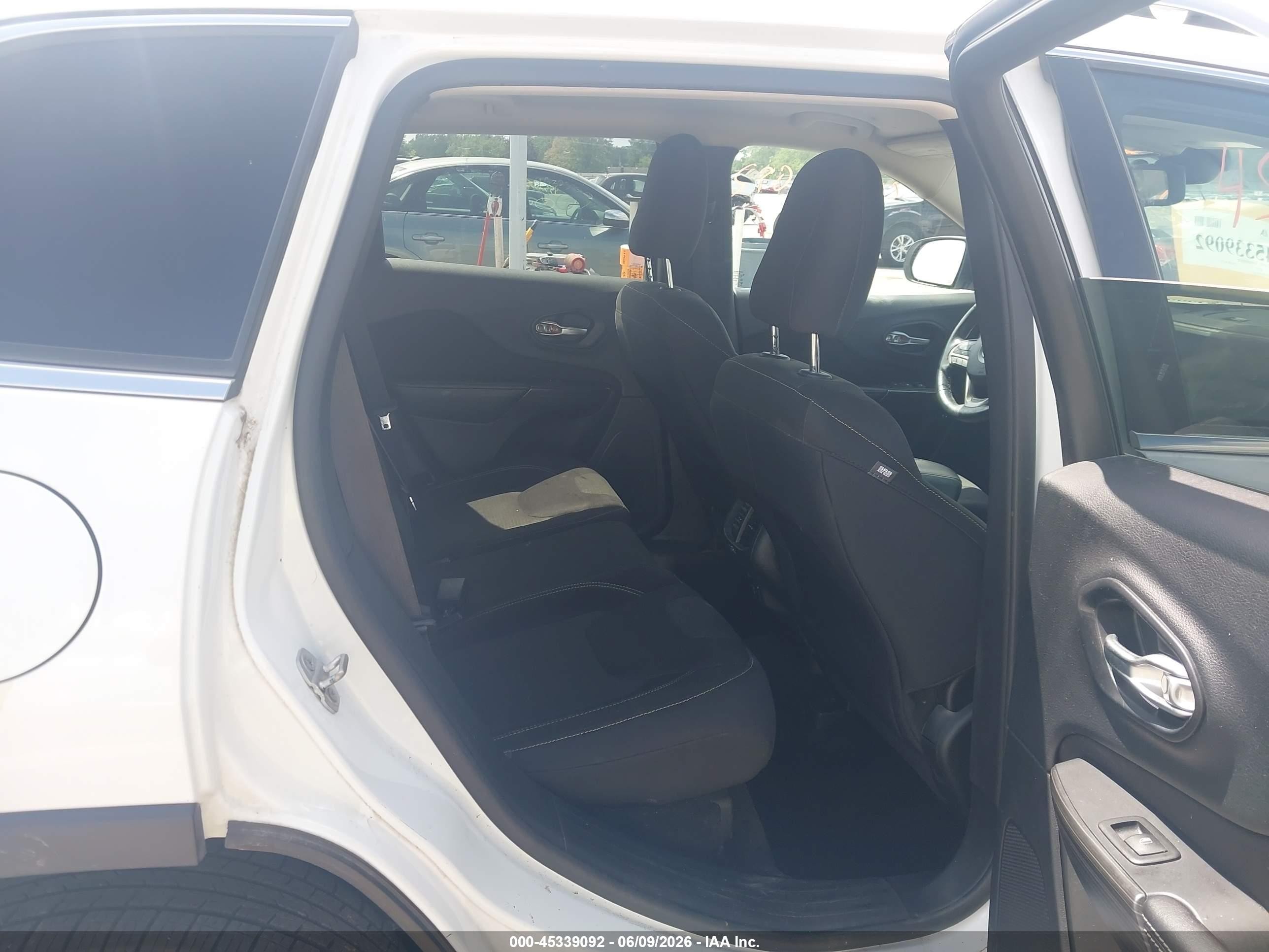 2015 Jeep Cherokee Latitude White vin: 1C4PJMCS5FW652537