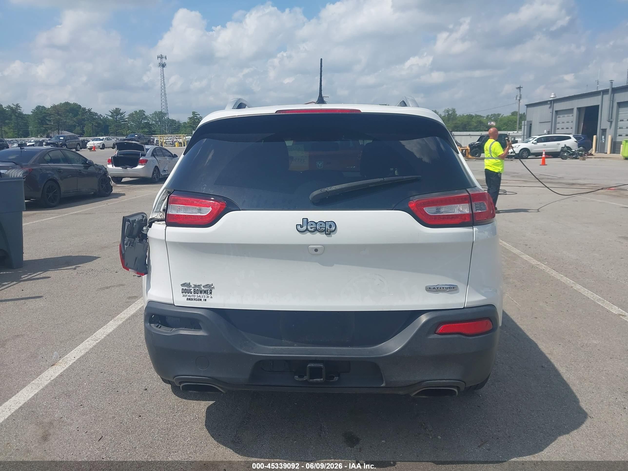 2015 Jeep Cherokee Latitude White vin: 1C4PJMCS5FW652537