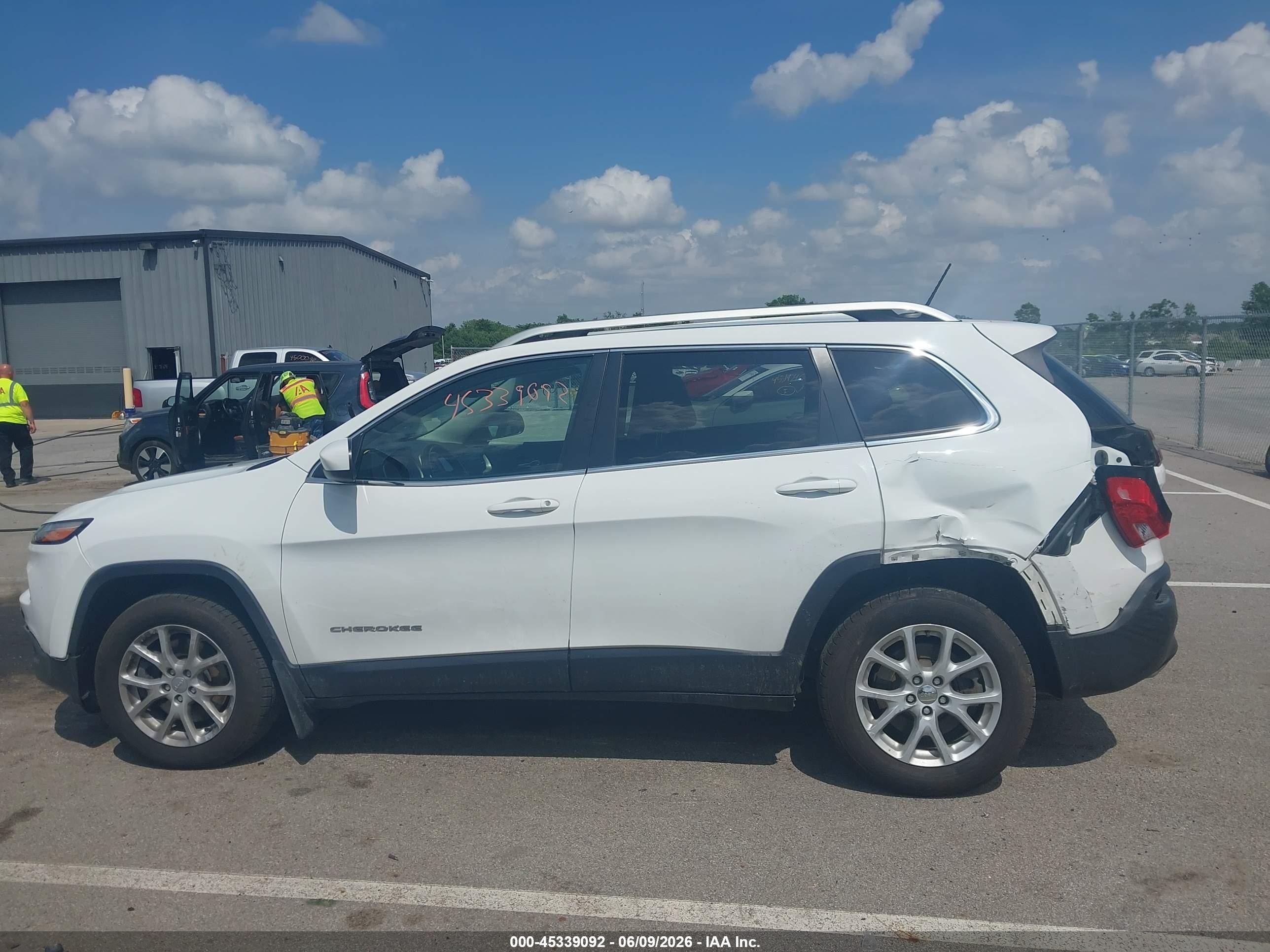 2015 Jeep Cherokee Latitude White vin: 1C4PJMCS5FW652537