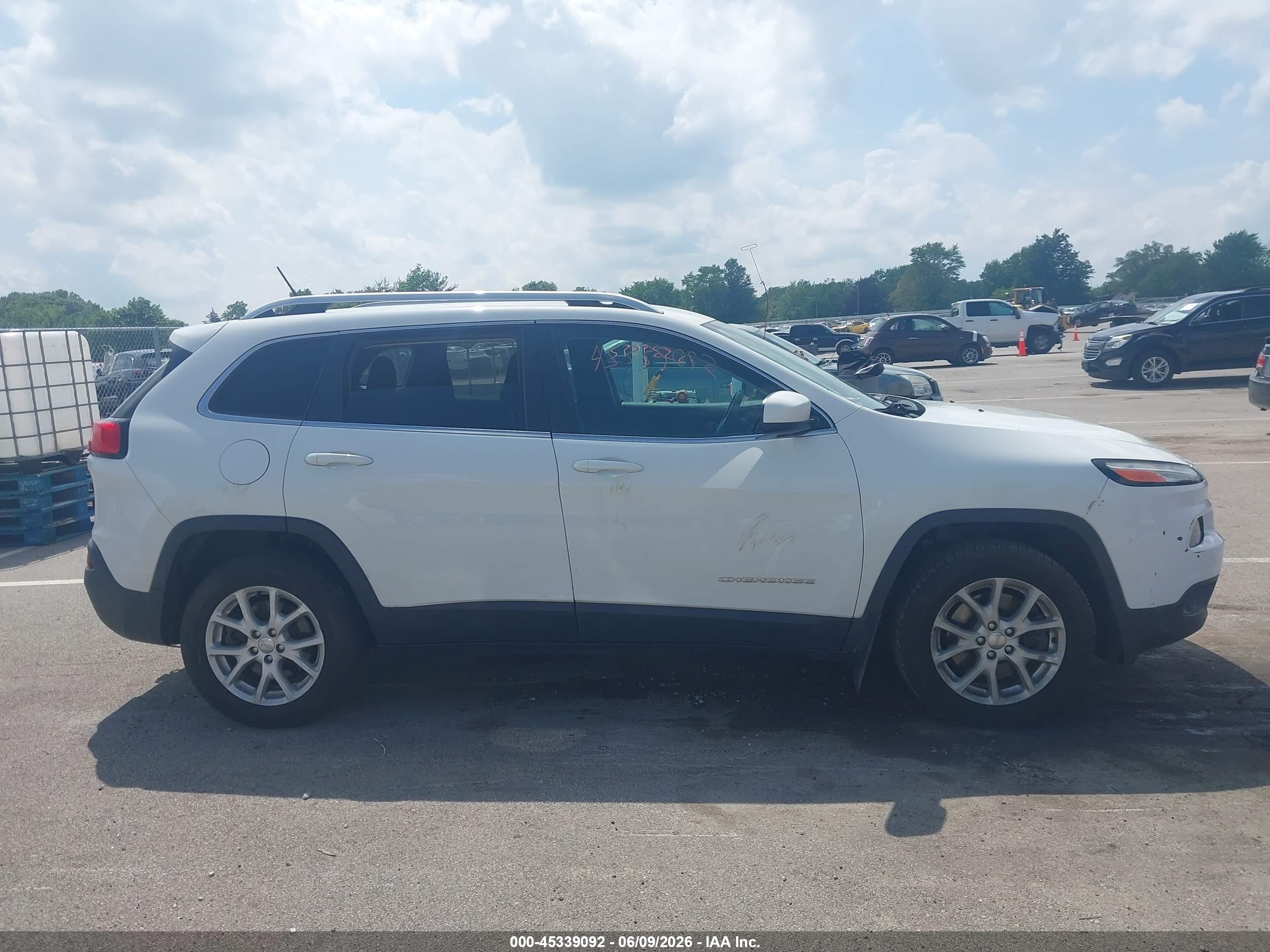 2015 Jeep Cherokee Latitude White vin: 1C4PJMCS5FW652537