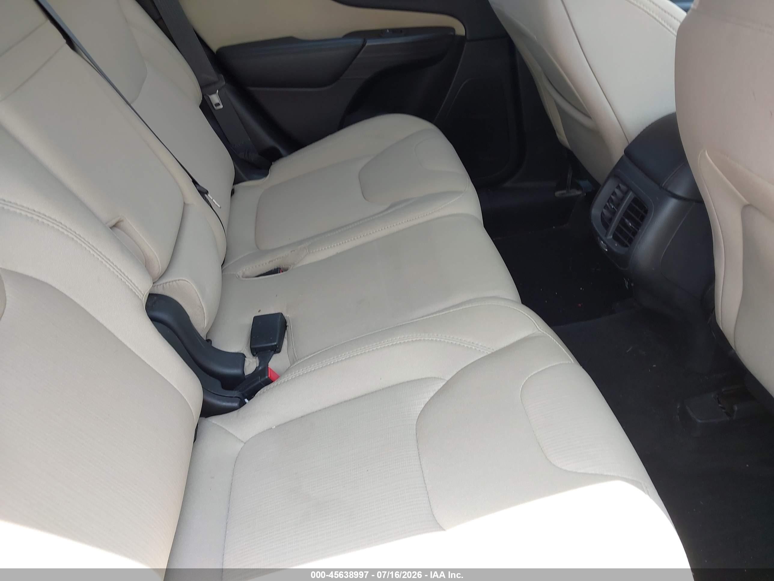 2015 Jeep Cherokee Latitude Silver vin: 1C4PJMCS5FW685750