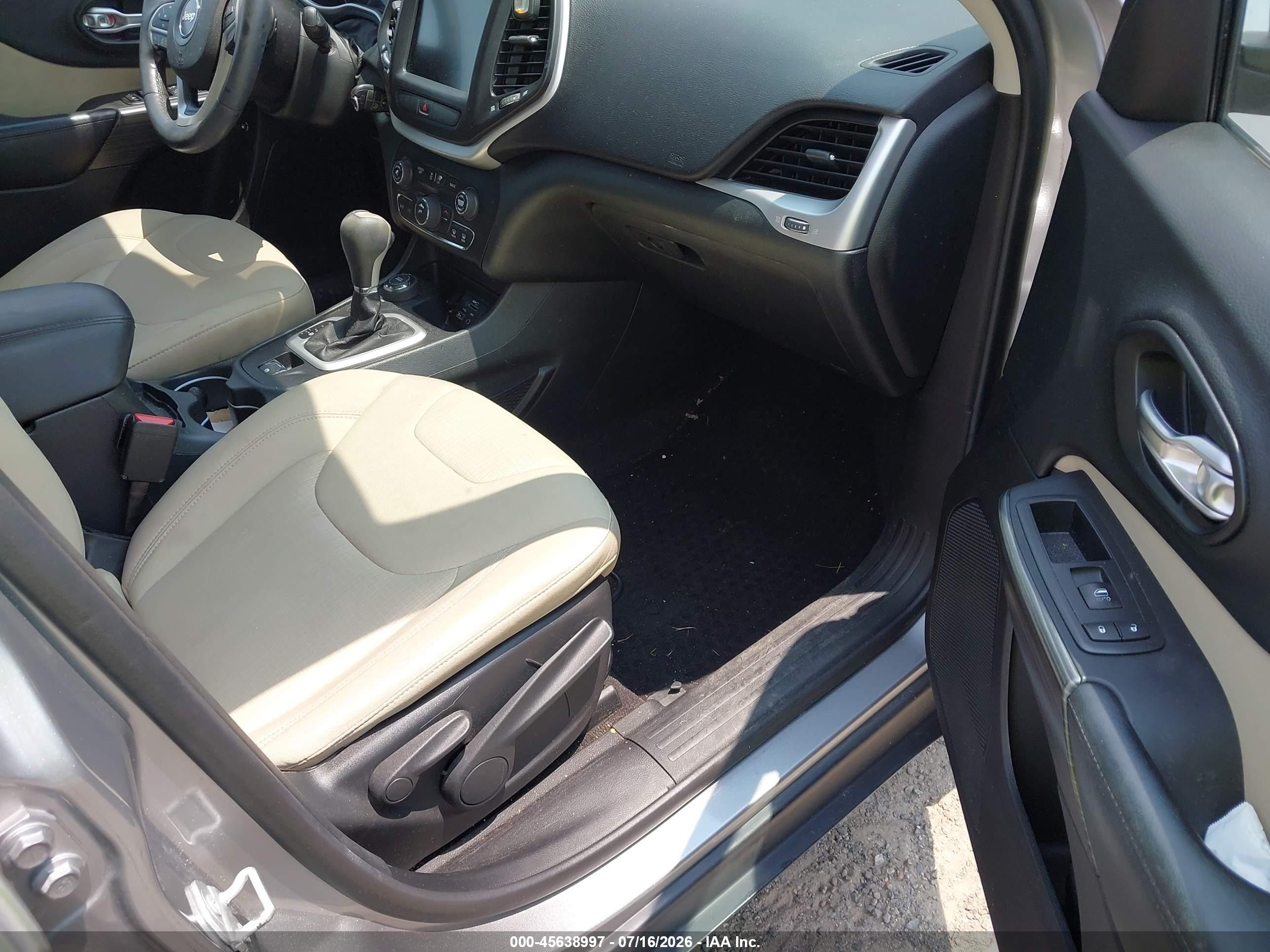 2015 Jeep Cherokee Latitude Silver vin: 1C4PJMCS5FW685750
