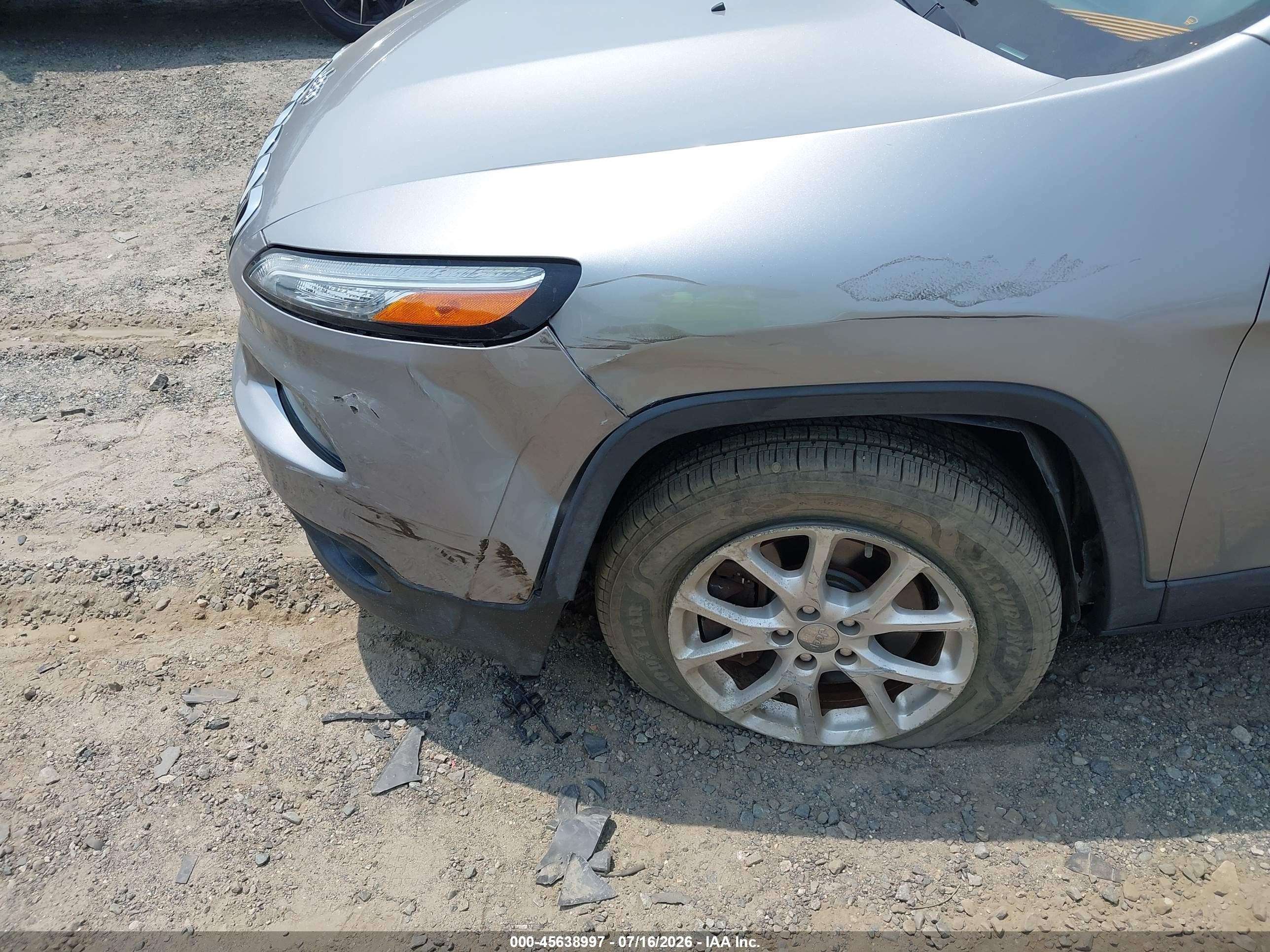 2015 Jeep Cherokee Latitude Silver vin: 1C4PJMCS5FW685750