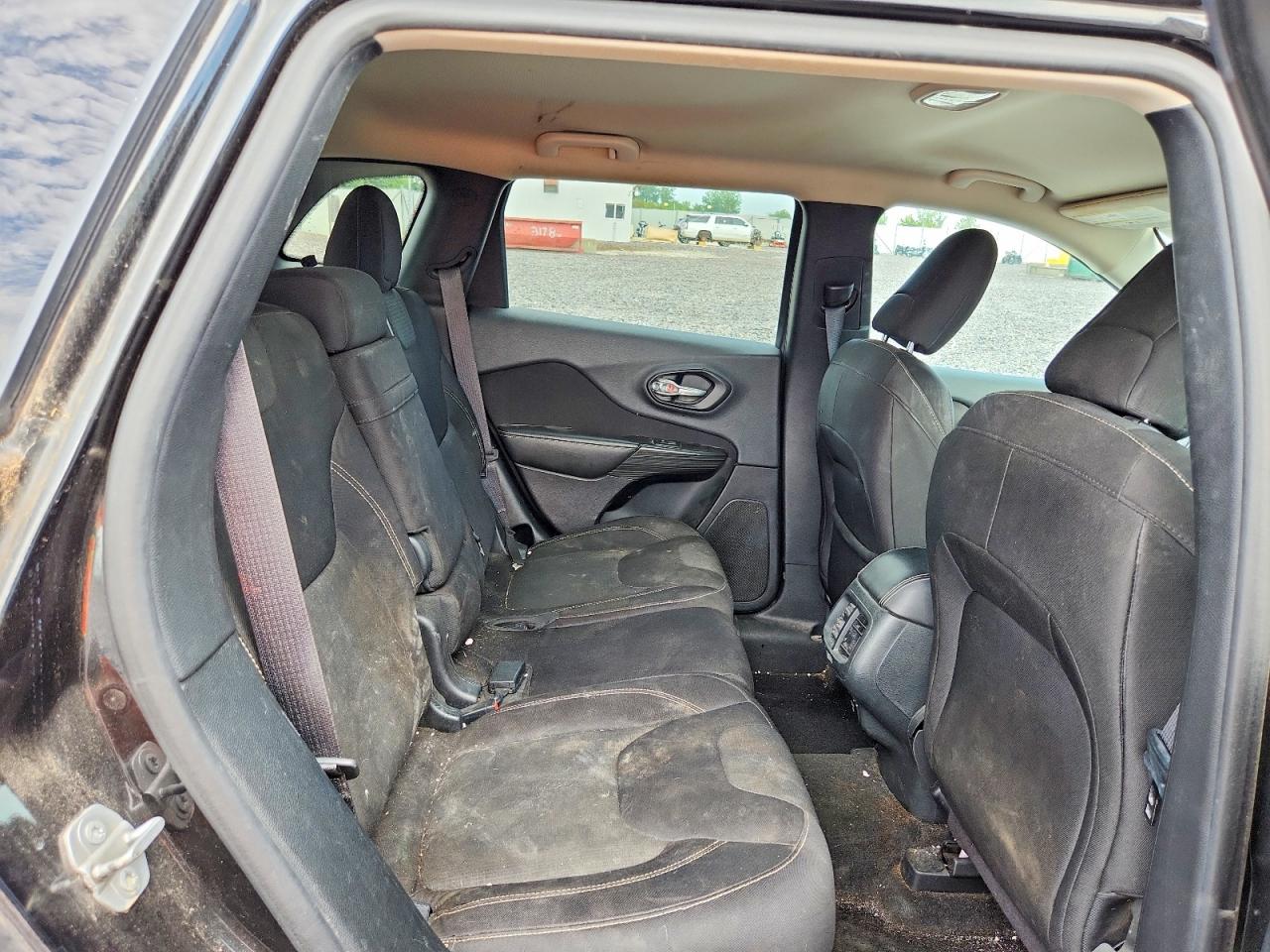 2015 Jeep Cherokee Latitude Черный vin: 1C4PJMCS5FW744943
