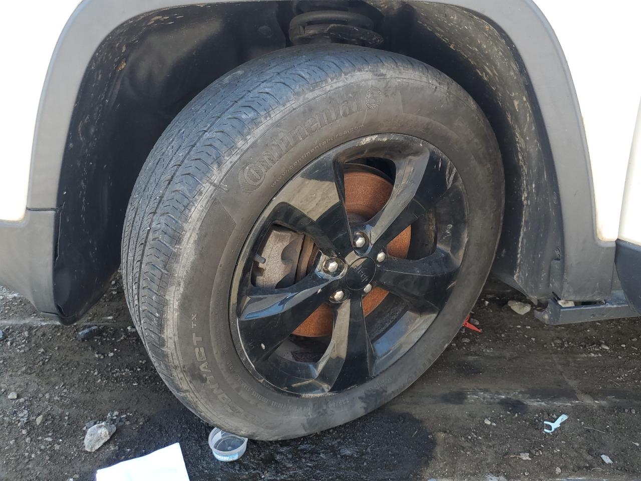 2015 Jeep Cherokee Latitude White vin: 1C4PJMCS5FW750659 Damage: Left Front Wheel, Curb Rash, > 12 Inches
