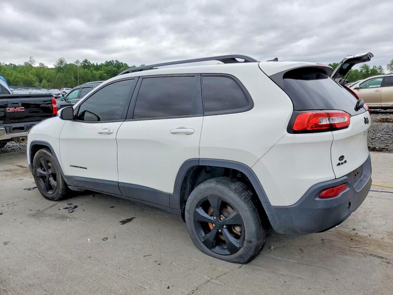 2015 Jeep Cherokee Latitude White vin: 1C4PJMCS5FW750659