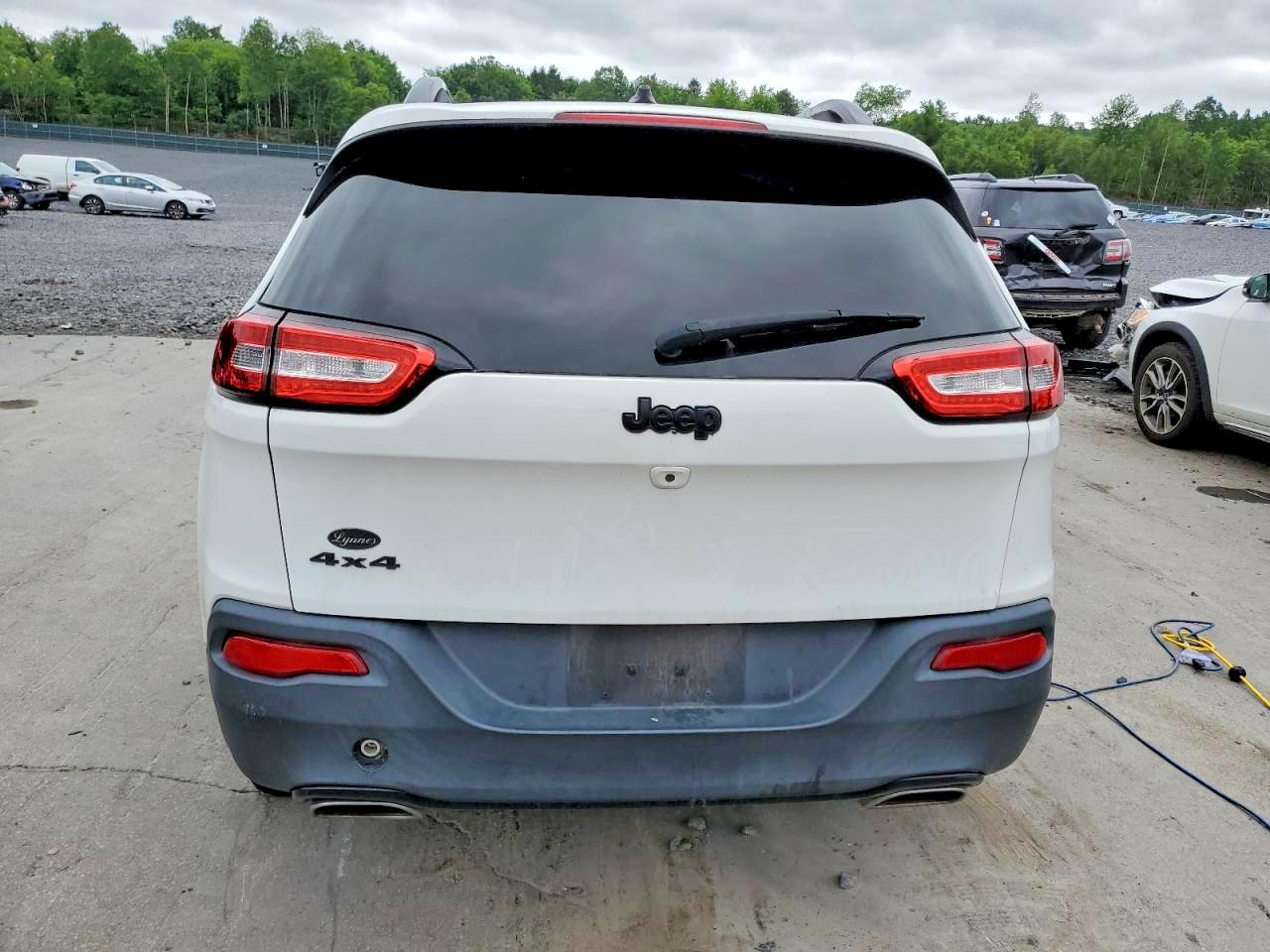 2015 Jeep Cherokee Latitude White vin: 1C4PJMCS5FW750659