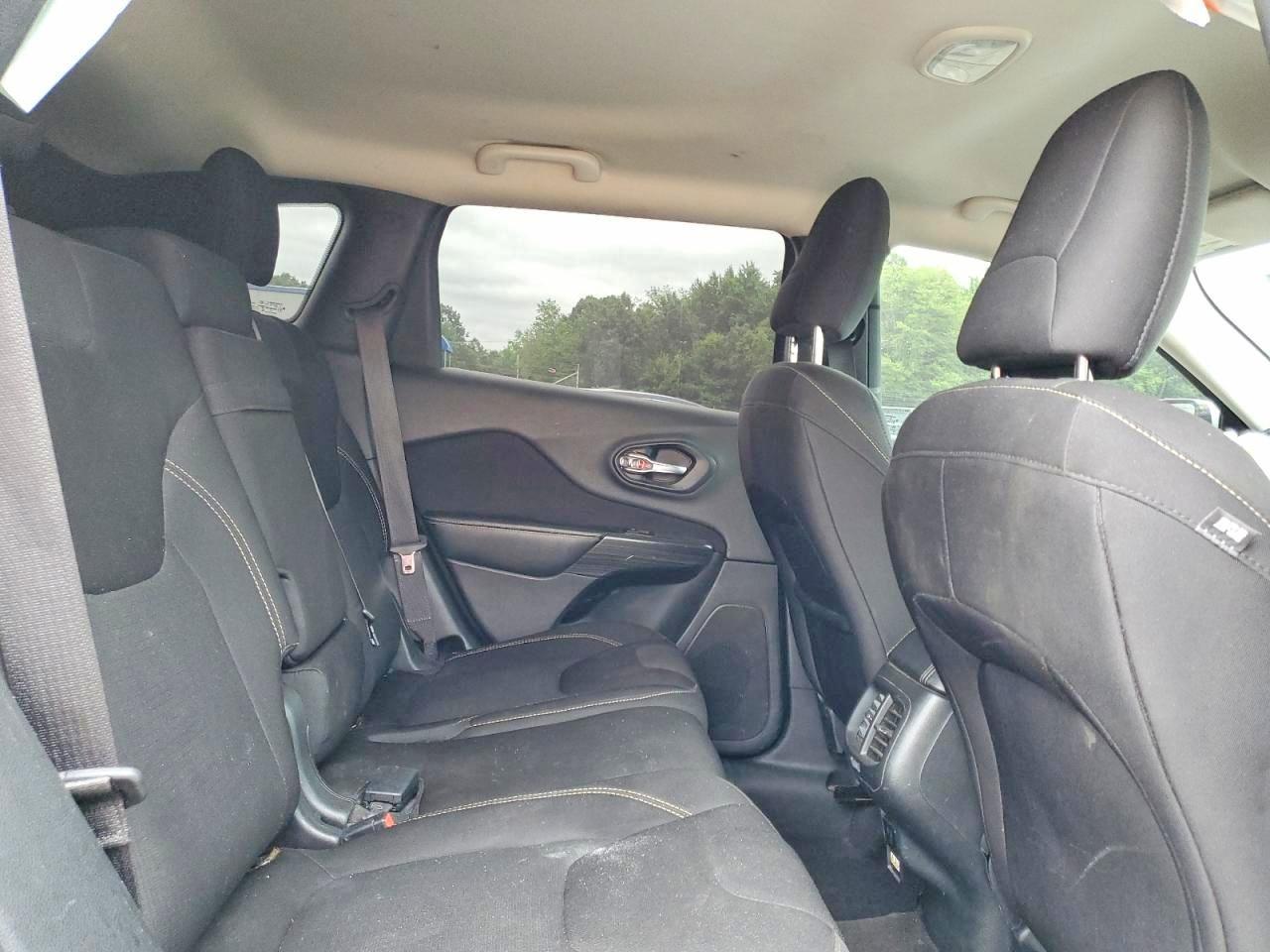 2015 Jeep Cherokee Latitude White vin: 1C4PJMCS5FW750659