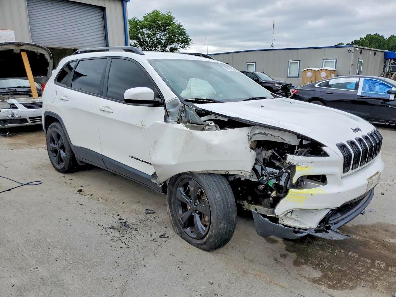 2015 Jeep Cherokee Latitude White vin: 1C4PJMCS5FW750659