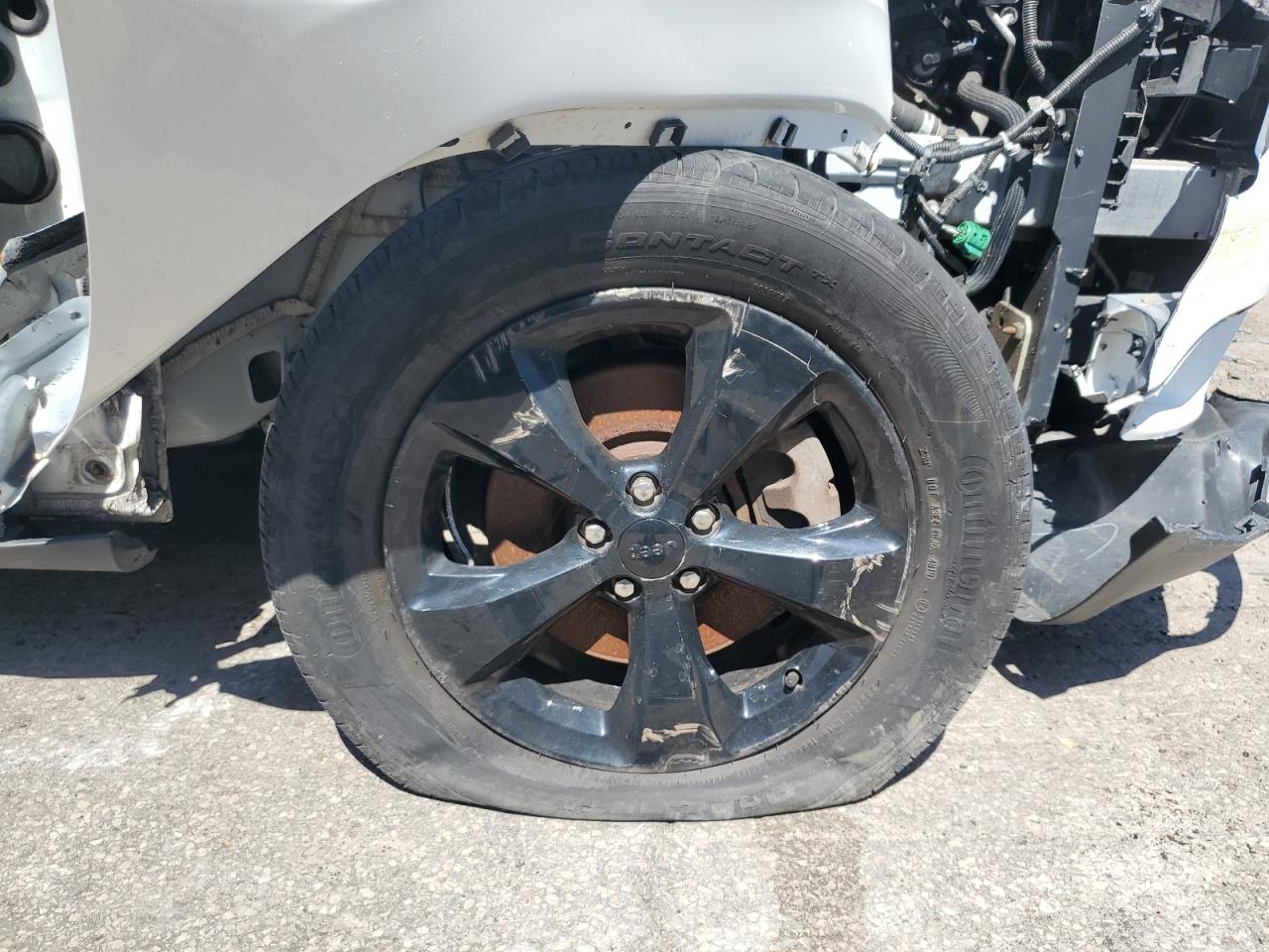 2015 Jeep Cherokee Latitude White vin: 1C4PJMCS5FW750659 Damage: Right Front Wheel, Curb Rash, > 12 Inches