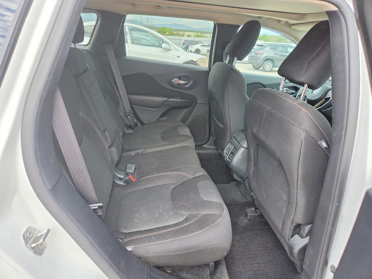2015 Jeep Cherokee Latitude White vin: 1C4PJMCS5FW792989