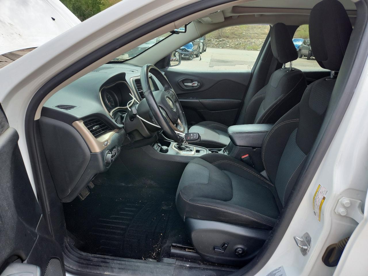 2015 Jeep Cherokee Latitude White vin: 1C4PJMCS5FW792989
