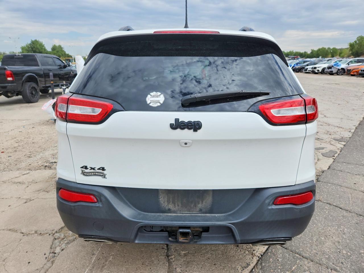 2015 Jeep Cherokee Latitude White vin: 1C4PJMCS5FW792989