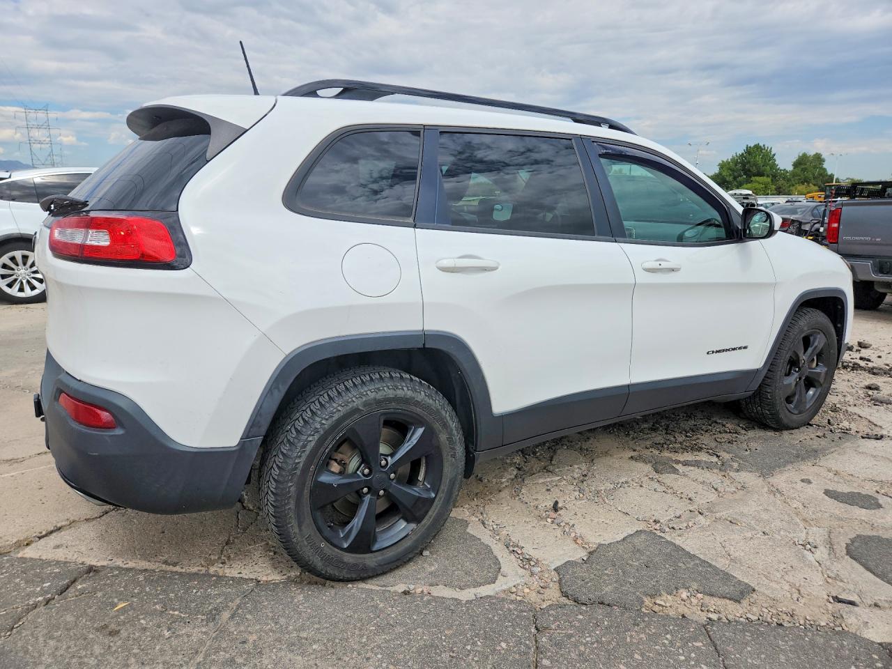 2015 Jeep Cherokee Latitude White vin: 1C4PJMCS5FW792989