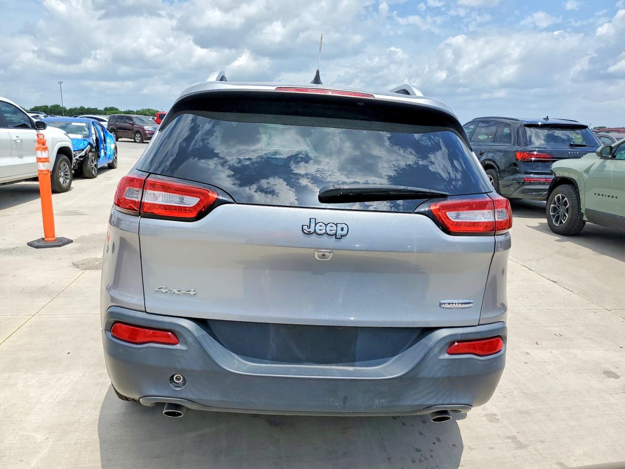 2014 Jeep Cherokee Latitude Silver vin: 1C4PJMCS6EW146620