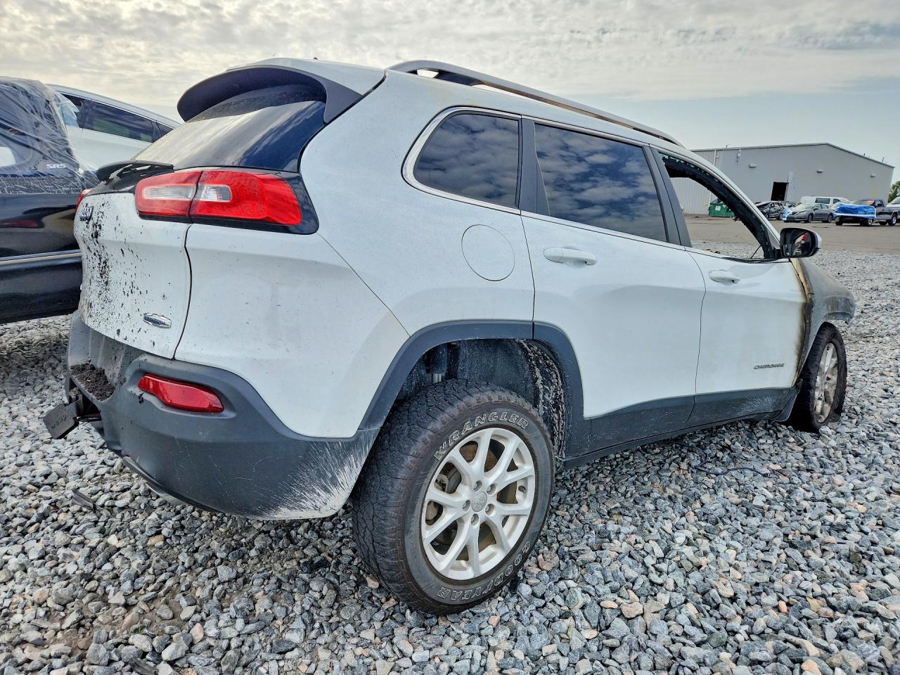 2014 Jeep Cherokee Latitude White vin: 1C4PJMCS6EW229187
