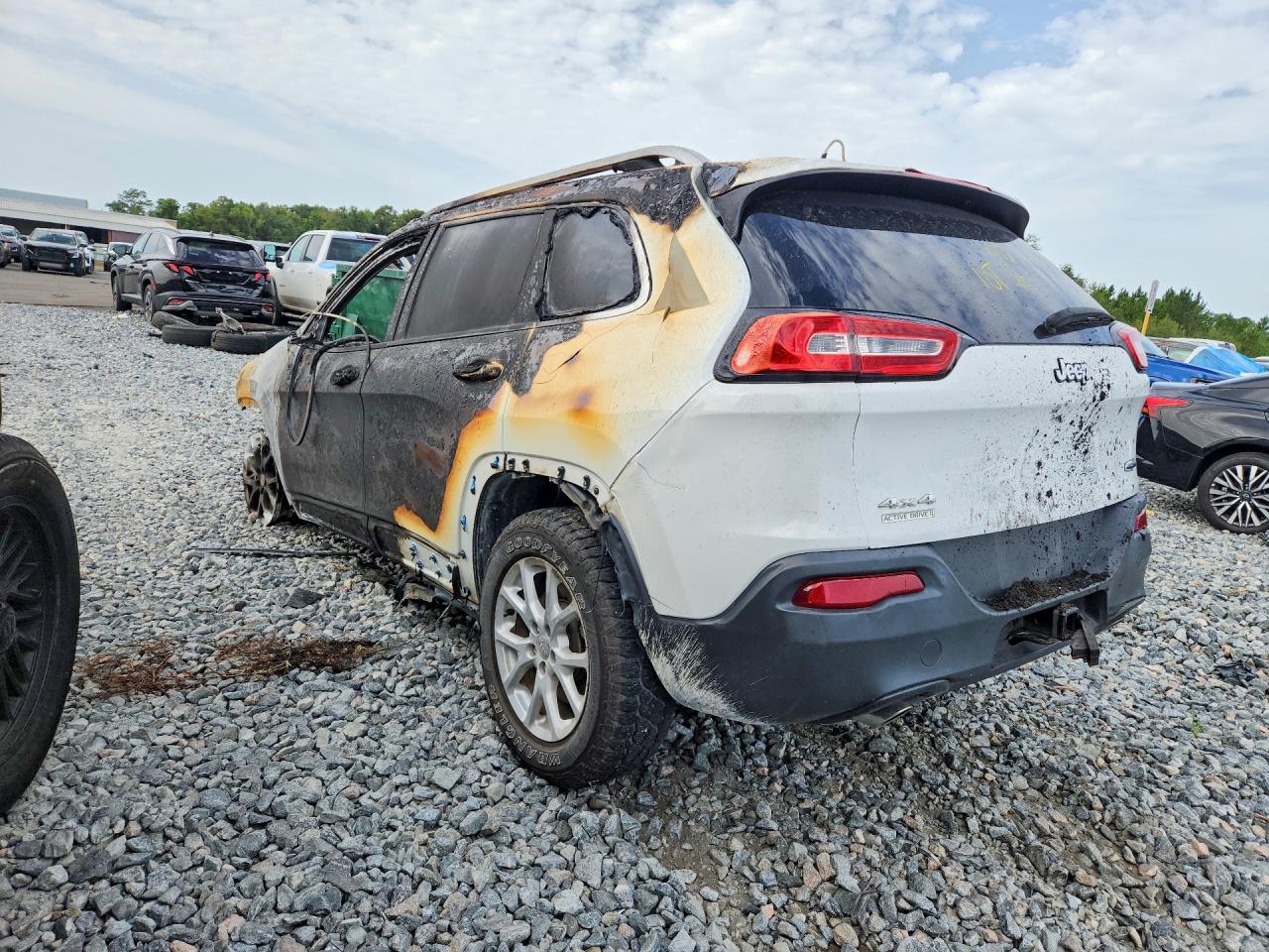 2014 Jeep Cherokee Latitude White vin: 1C4PJMCS6EW229187