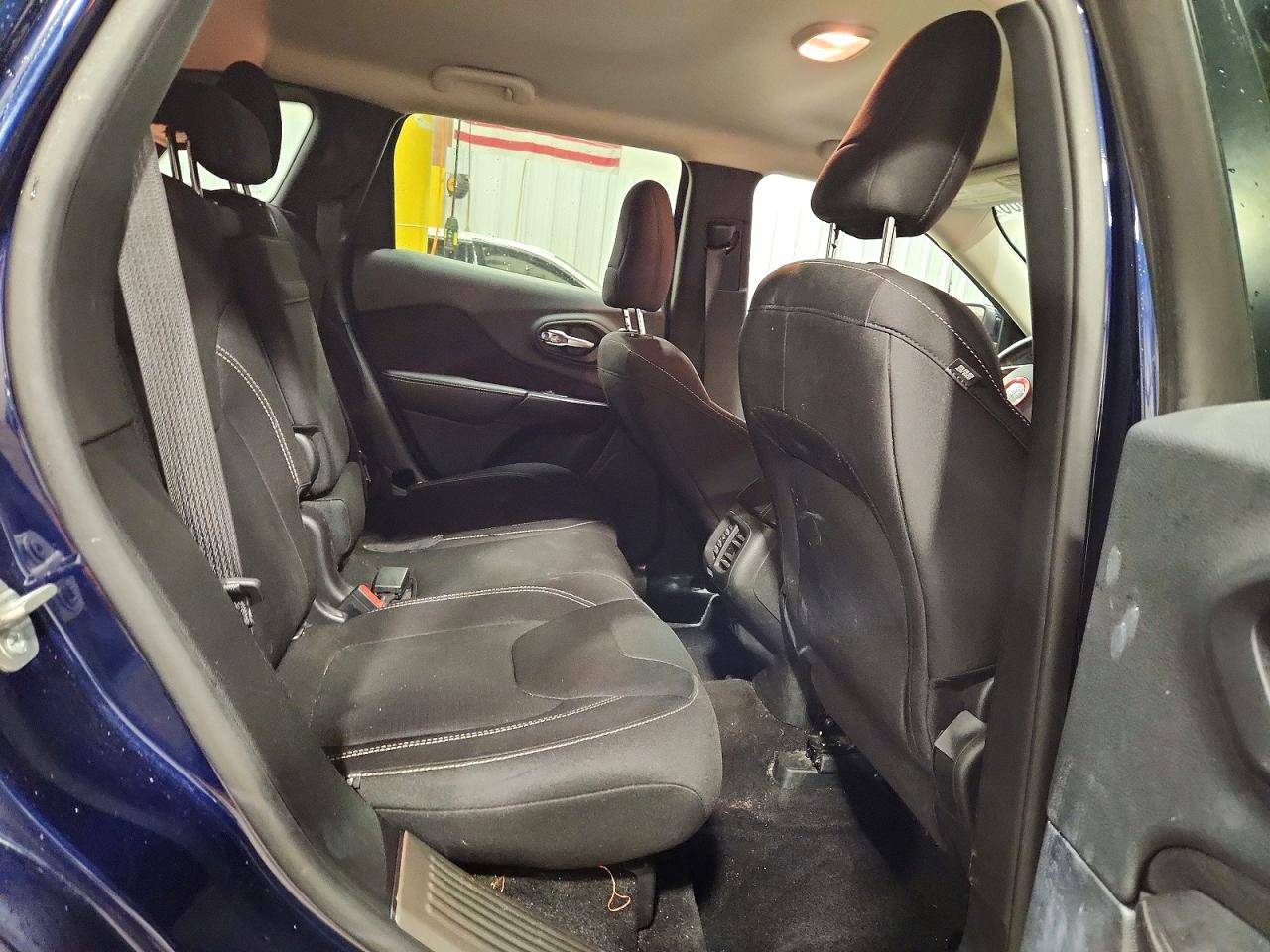 2015 Jeep Cherokee Latitude Blue vin: 1C4PJMCS6FW505630