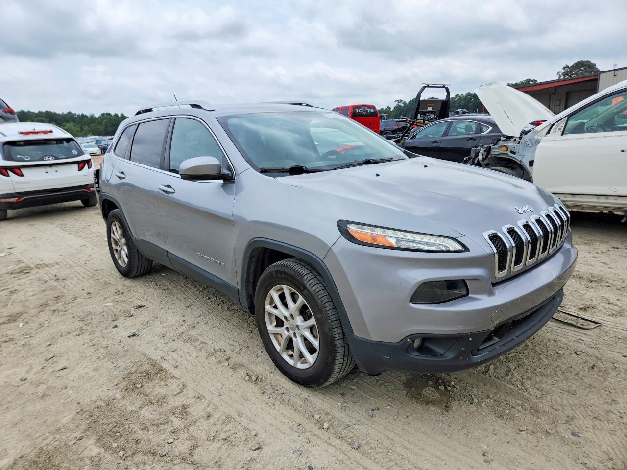 2015 Jeep Cherokee Latitude Silver vin: 1C4PJMCS6FW511833