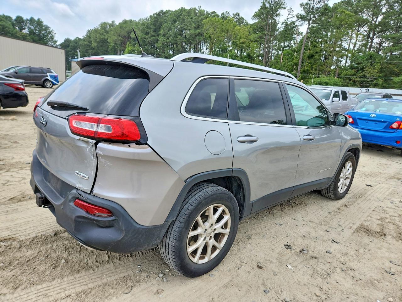 2015 Jeep Cherokee Latitude Silver vin: 1C4PJMCS6FW511833