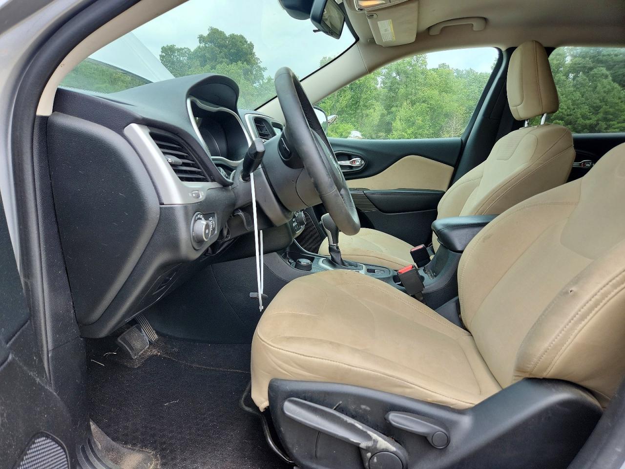 2015 Jeep Cherokee Latitude Silver vin: 1C4PJMCS6FW511833