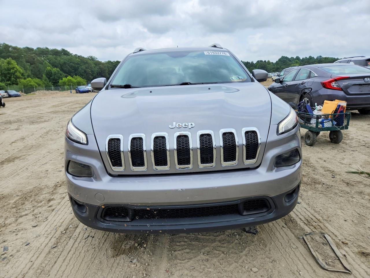 2015 Jeep Cherokee Latitude Silver vin: 1C4PJMCS6FW511833