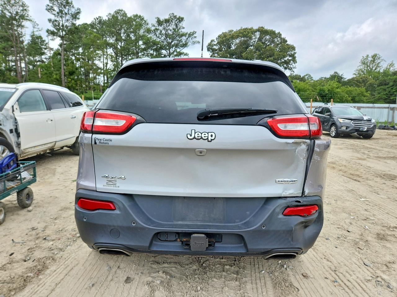 2015 Jeep Cherokee Latitude Silver vin: 1C4PJMCS6FW511833