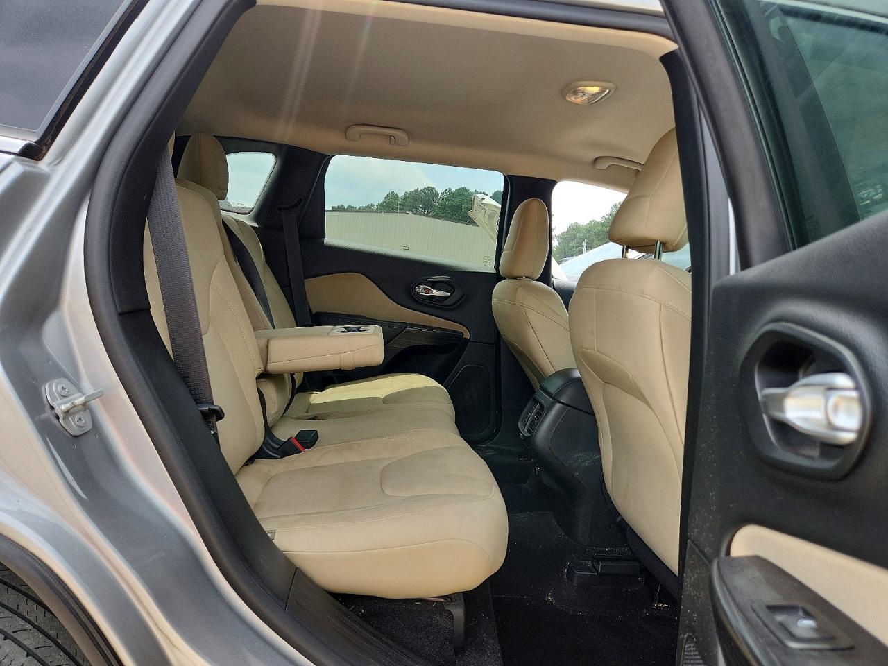 2015 Jeep Cherokee Latitude Silver vin: 1C4PJMCS6FW511833