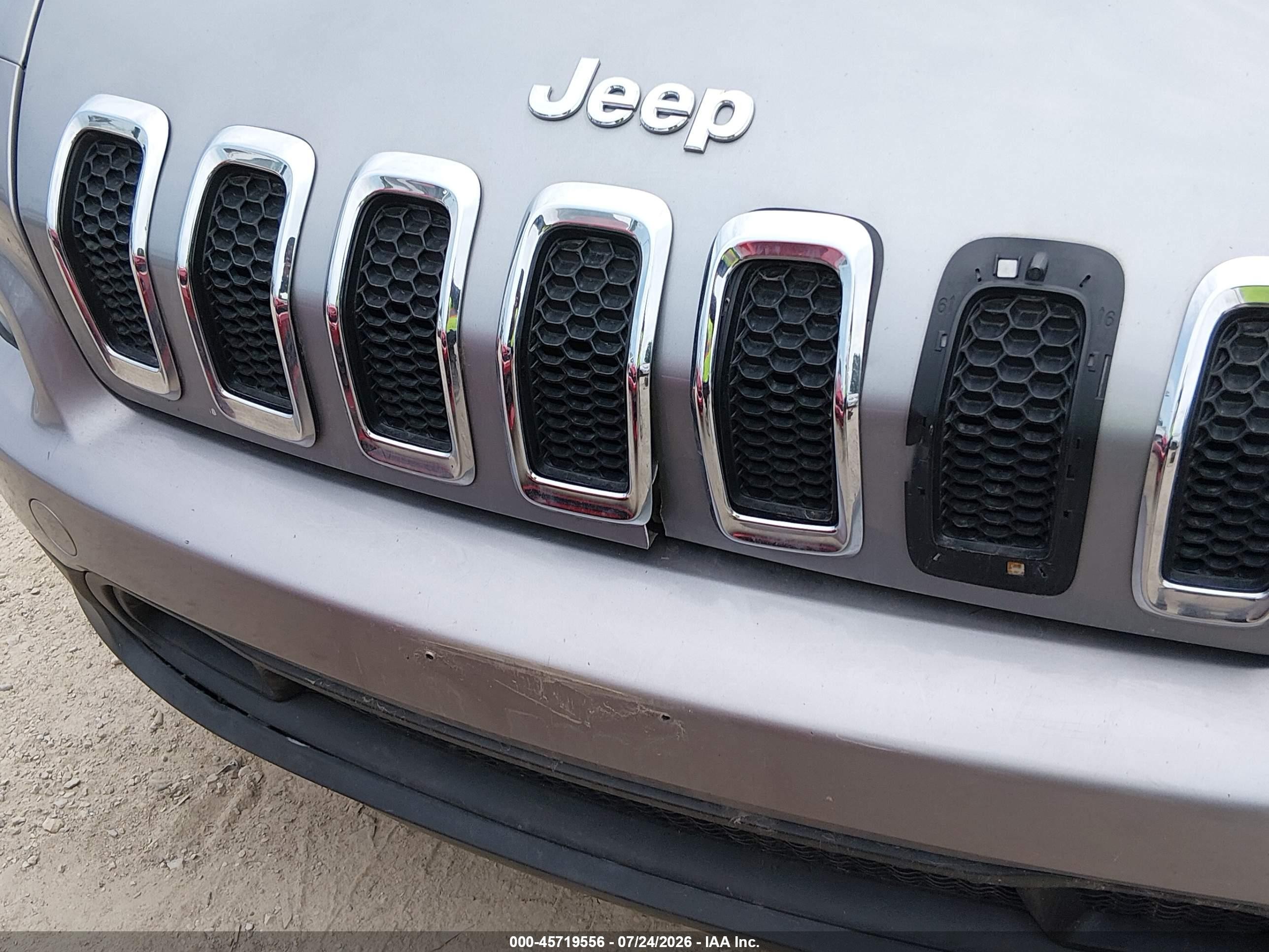 2015 Jeep Cherokee Latitude Silver vin: 1C4PJMCS6FW514635