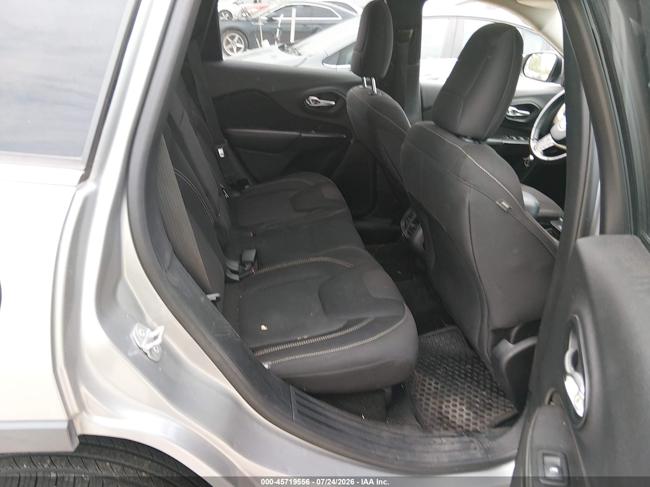 2015 Jeep Cherokee Latitude Silver vin: 1C4PJMCS6FW514635