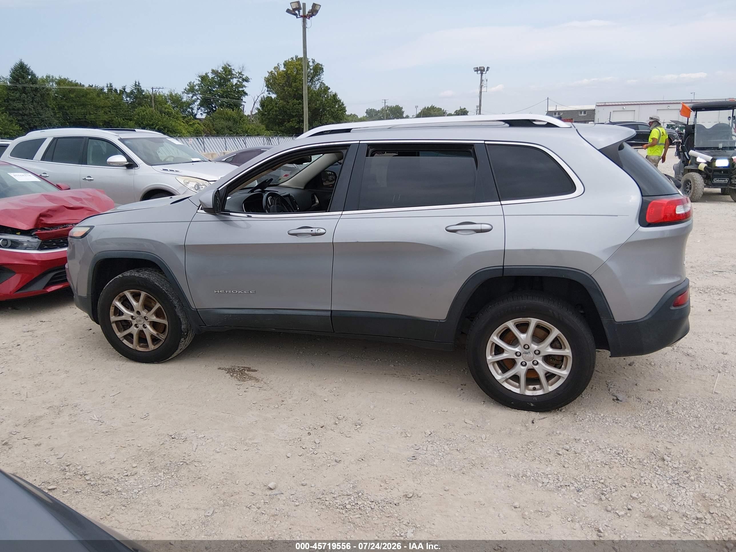 2015 Jeep Cherokee Latitude Silver vin: 1C4PJMCS6FW514635